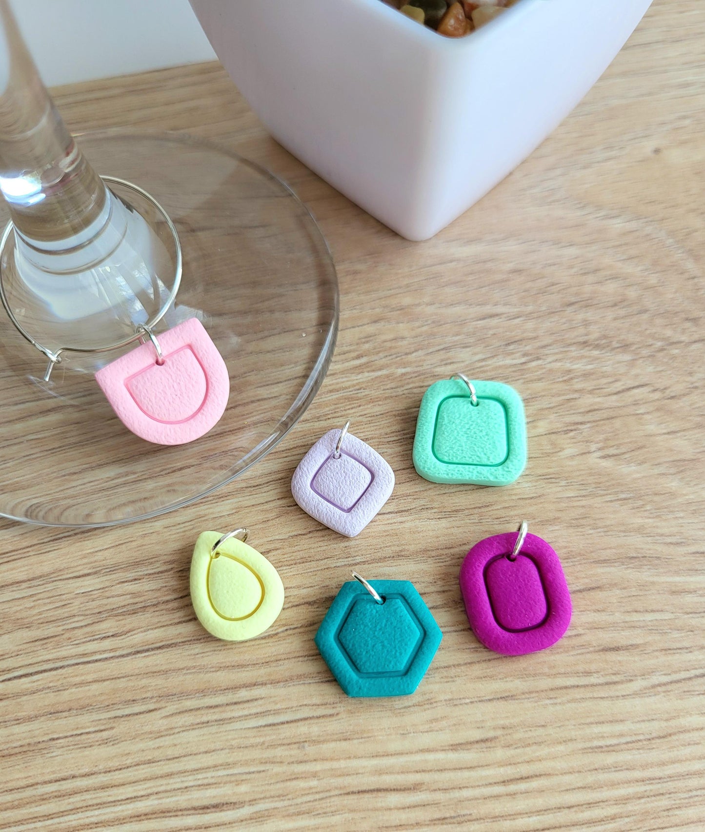 Breloques verres à vin en argile polymère - Néon -Ens. de 6 pour vin et cocktails - Apéro / Cadeau hôtesse