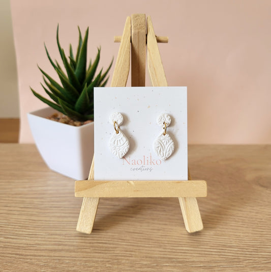 Boucles d'oreilles pendantes en argile polymère - Lola - Style chic et bohème - Blanc - Clous d'oreille blanc et acier inoxydable