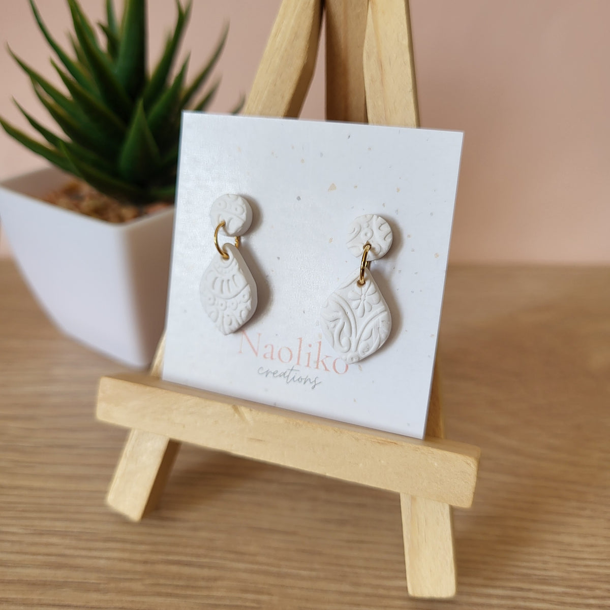 Boucles d'oreilles pendantes en argile polymère - Lola - Style chic et bohème - Blanc - Clous d'oreille blanc et acier inoxydable
