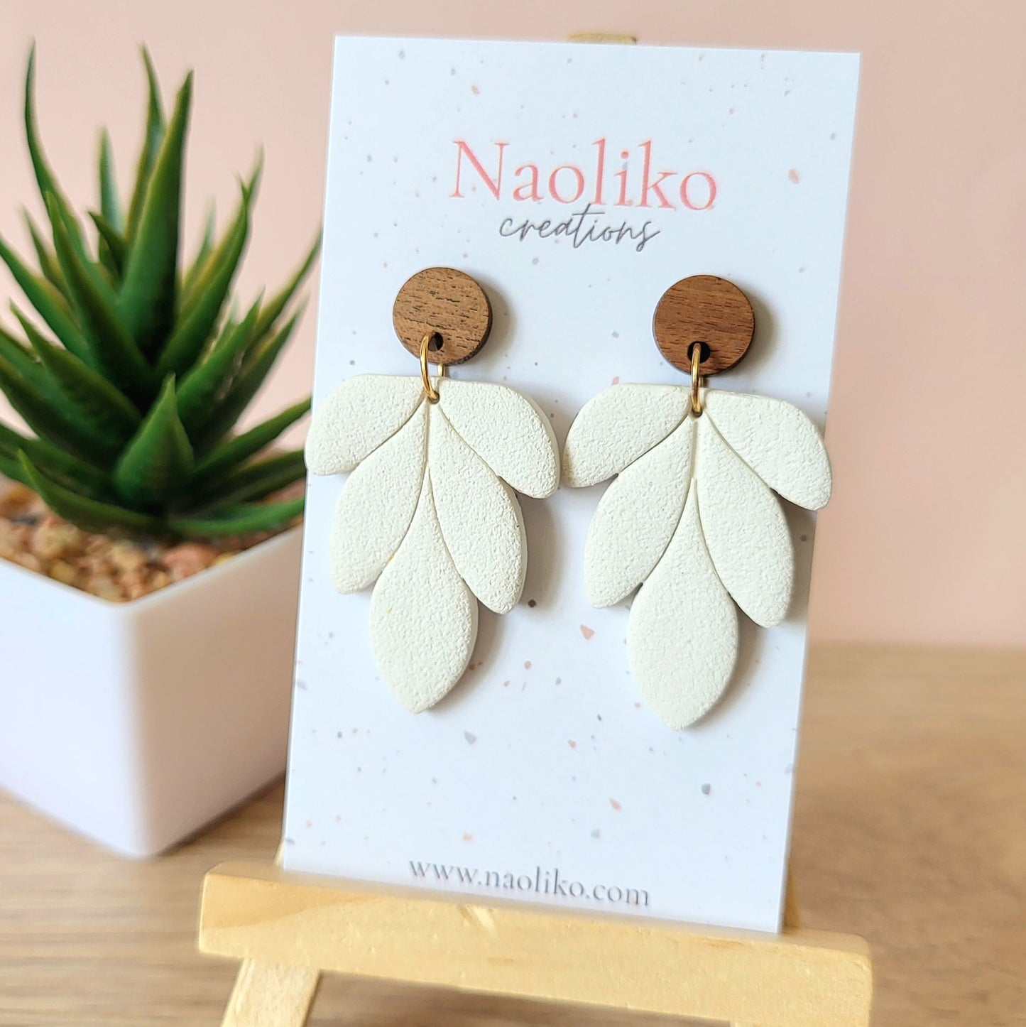 Boucles d'oreilles pendantes Mindy en argile polymère - Style chic et bohème - Blanc - Clous d'oreilles en bois noyer et acier inoxydable