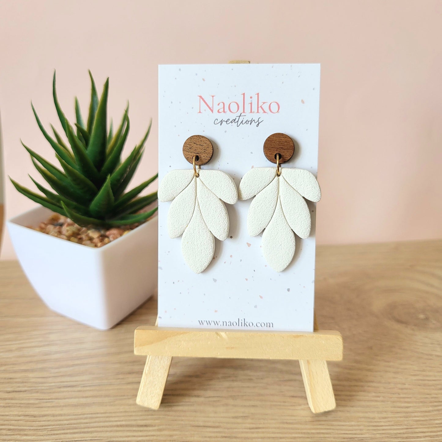 Boucles d'oreilles pendantes Mindy en argile polymère - Style chic et bohème - Blanc - Clous d'oreilles en bois noyer et acier inoxydable