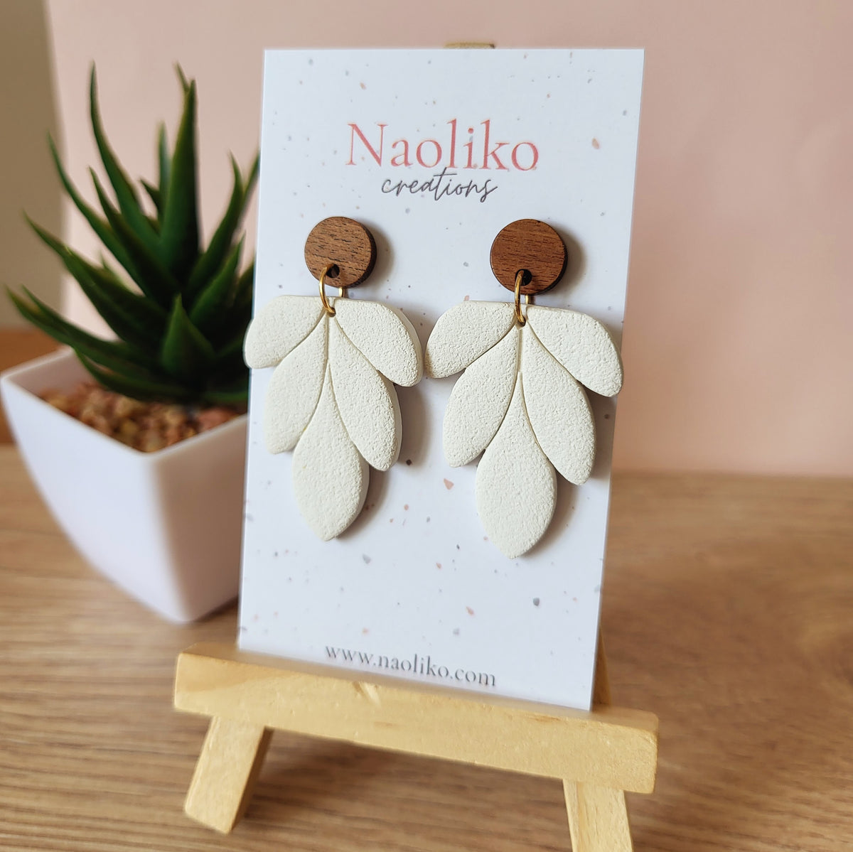 Boucles d'oreilles pendantes en argile polymère - Mindy - Style chic et bohème - Blanc - Clous d'oreilles en bois noyer et acier inoxydable