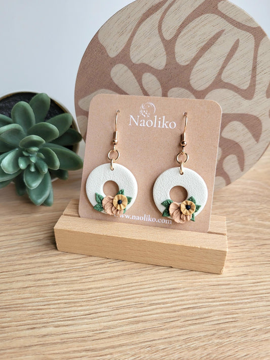 Boucles d'oreilles Romy - Couleurs blanc,rose, vert et doré, crochets d'oreilles en acier inoxydable couleur or rose, embouts silicone.