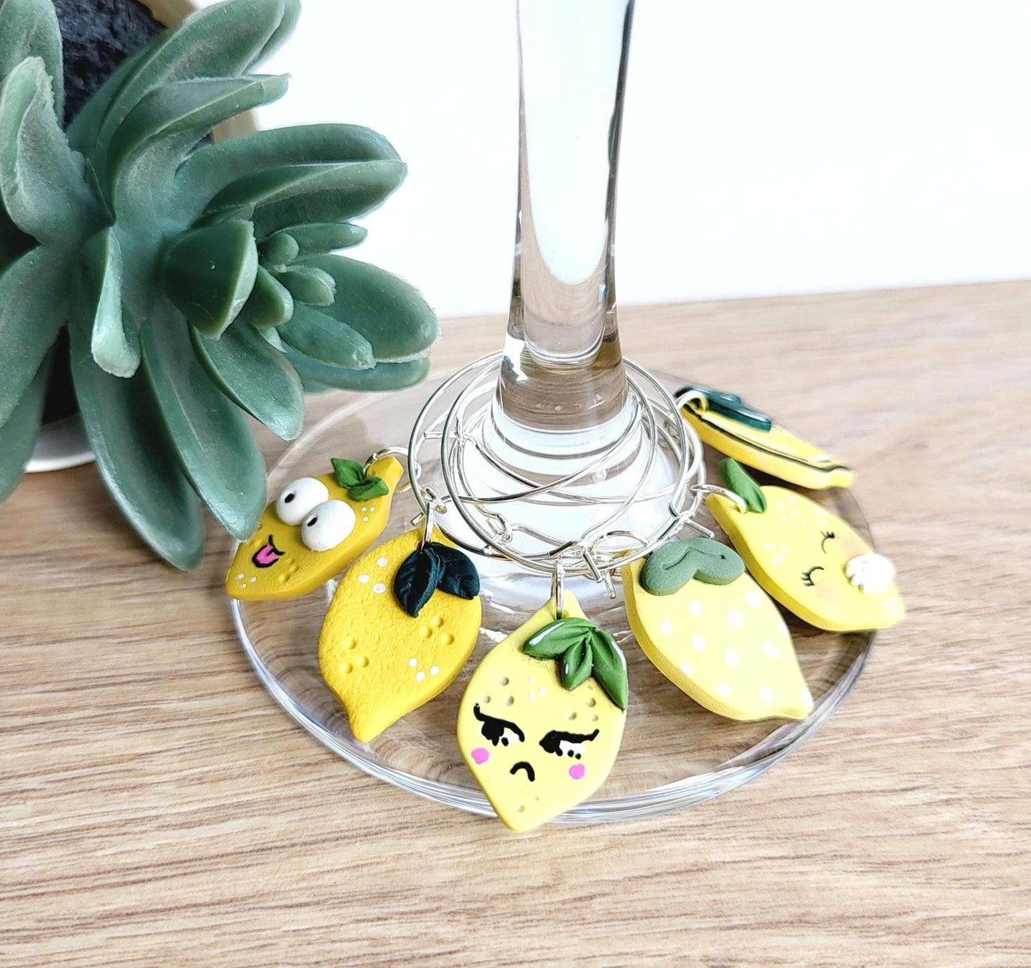 Breloques verres à vin en argile polymère - Citrons - Thème citron amusant - Ens. de 6 pour vin et cocktails - Apéro / Cadeau hôtesse