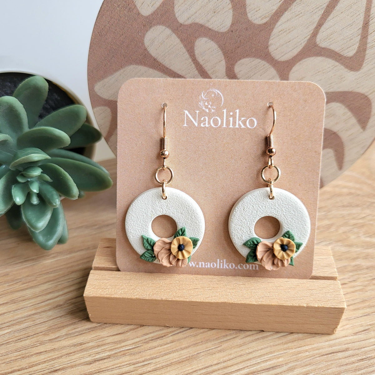 Boucles d'oreilles Romy - Couleurs blanc,rose, vert et doré, crochets d'oreilles en acier inoxydable couleur or rose, embouts silicone.