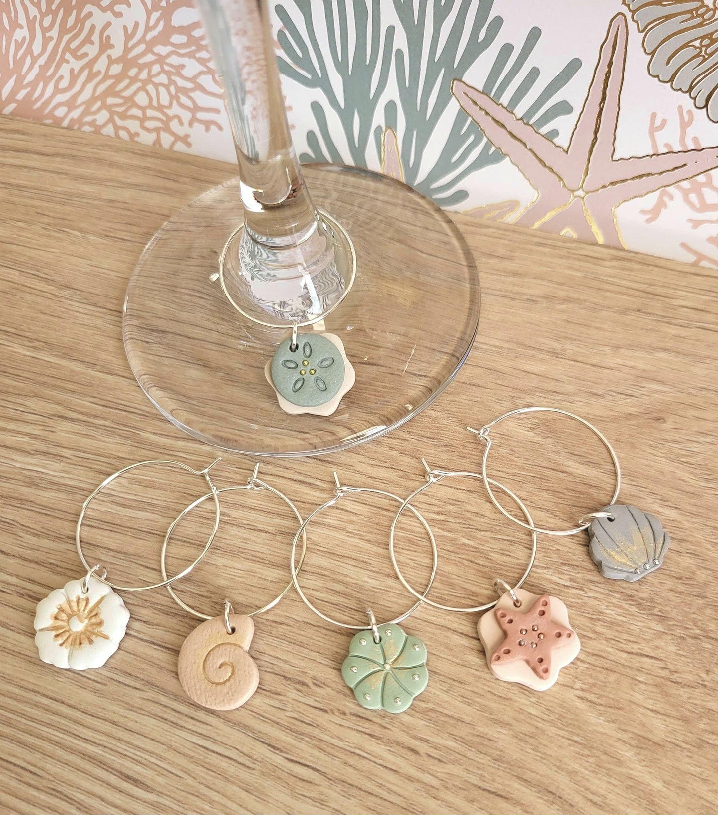 Breloques verres à vin en argile polymère - Coquillages - Thème plage chic -Ens. de 6 pour vin et cocktails - Apéro / Cadeau hôtesse