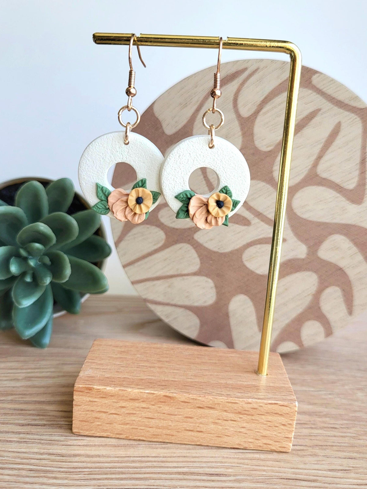 Boucles d'oreilles Romy - Couleurs blanc,rose, vert et doré, crochets d'oreilles en acier inoxydable couleur or rose, embouts silicone.