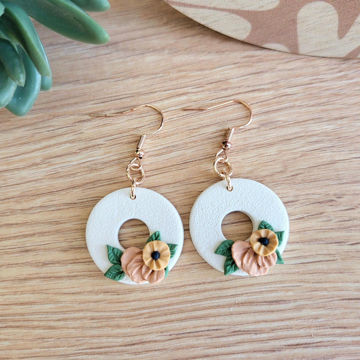 Boucles d'oreilles Romy - Couleurs blanc,rose, vert et doré, crochets d'oreilles en acier inoxydable couleur or rose, embouts silicone.