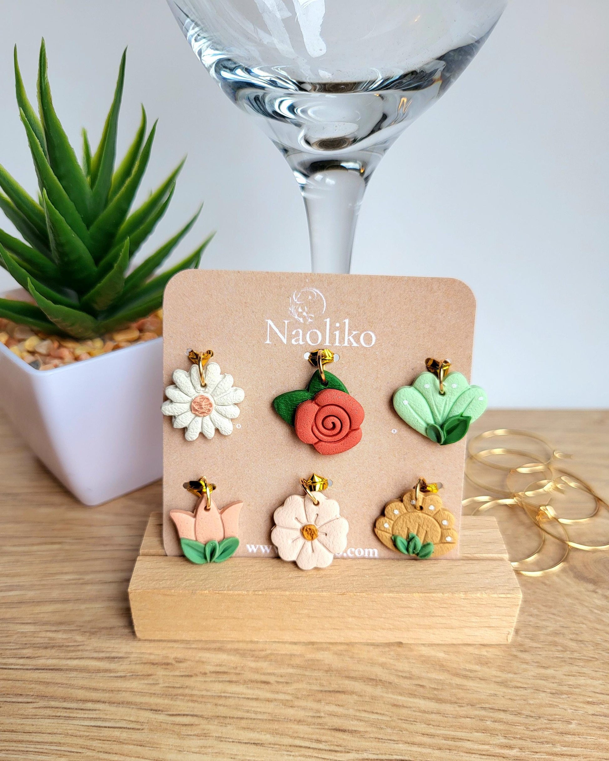 Breloques verres à vin en argile polymère - Fleurs - Couleur vive et douce -Ens. de 6 pour vin et cocktails - Apéro / Cadeau hôtesse