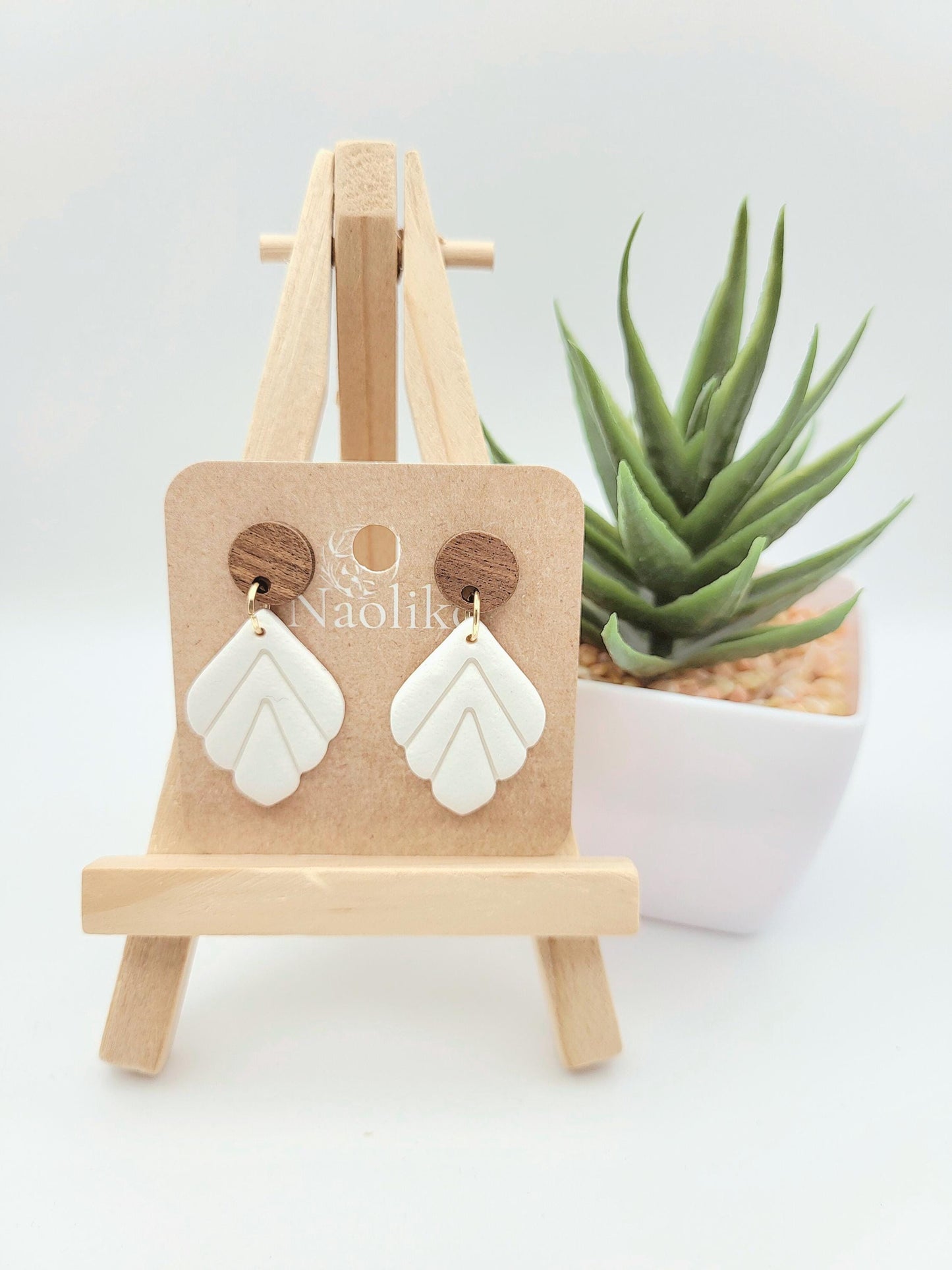 Boucles d'oreilles pendantes en argile polymère - Jasmine - Style chic et bohème - Blanc - Clous d'oreille en bois noyer et acier inoxydable