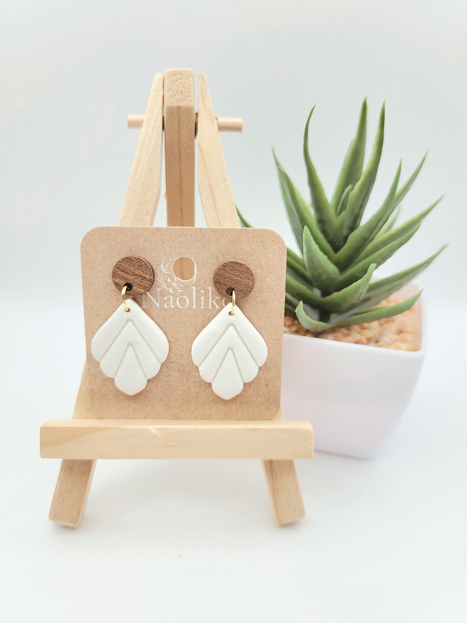 Boucles d'oreilles pendantes en argile polymère - Jasmine - Style chic et bohème - Blanc - Clous d'oreille en bois noyer et acier inoxydable