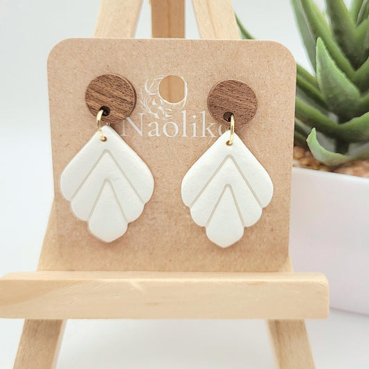 Boucles d'oreilles pendantes en argile polymère - Jasmine - Style chic et bohème - Blanc - Clous d'oreille en bois noyer et acier inoxydable