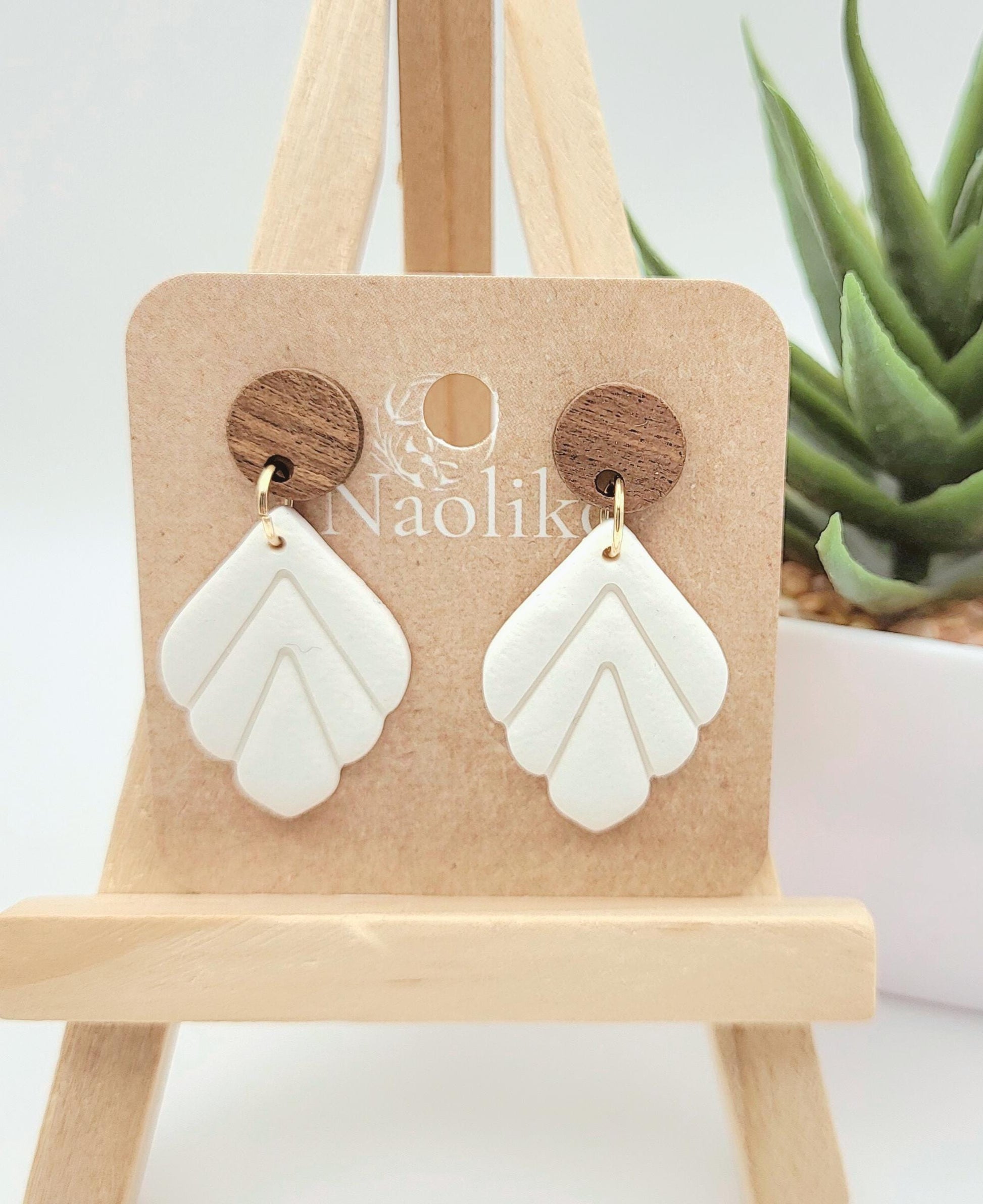 Boucles d'oreilles pendantes en argile polymère - Jasmine - Style chic et bohème - Blanc - Clous d'oreille en bois noyer et acier inoxydable