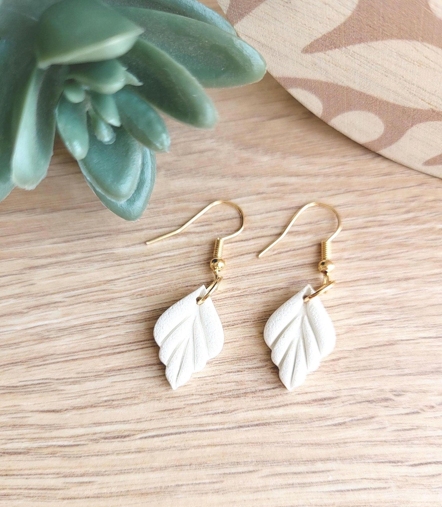 Boucles d'oreilles en argile polymère Dana | Chic et délicate | Forme abstraite | Fait main | Handmade polymer clay earrings