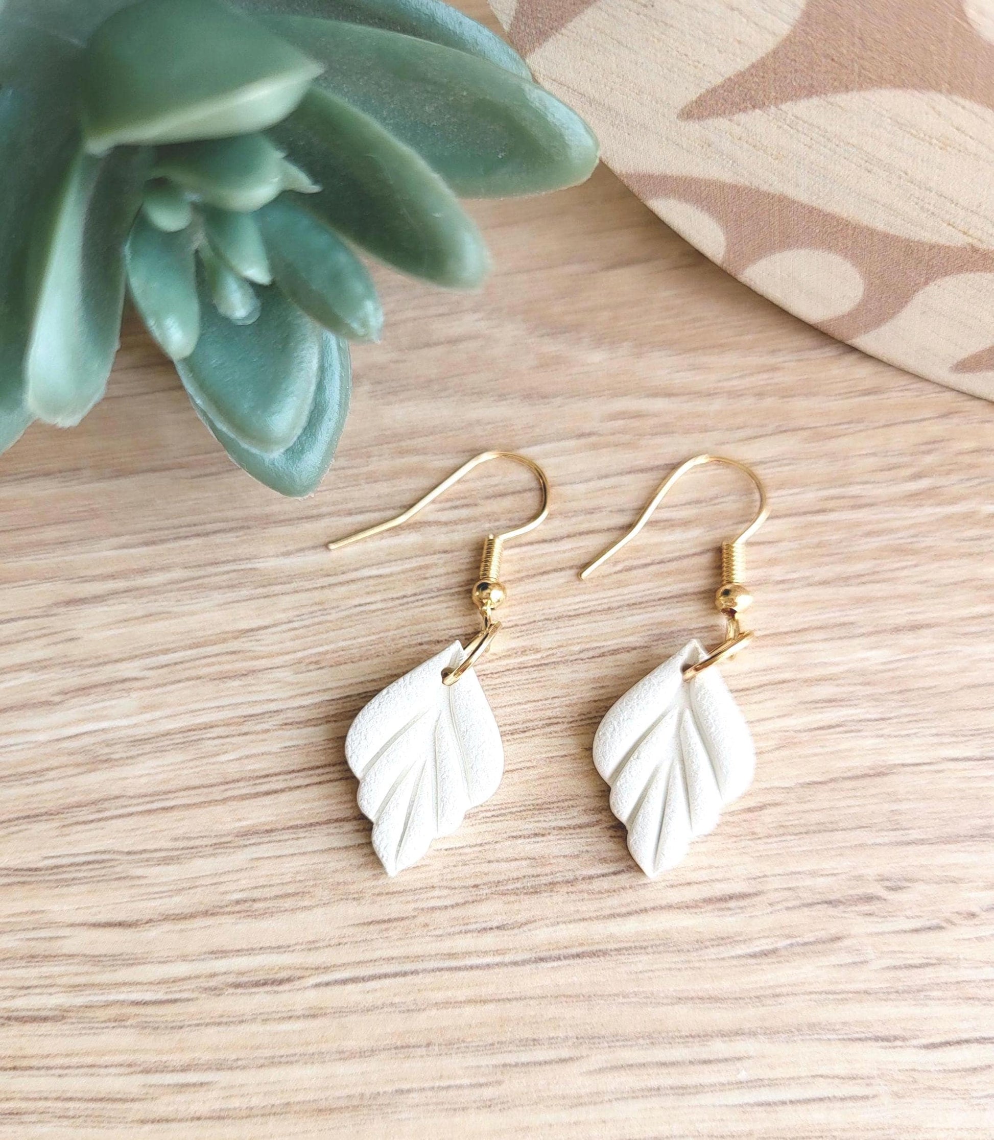 Boucles d'oreilles en argile polymère Dana | Chic et délicate | Forme abstraite | Fait main | Handmade polymer clay earrings