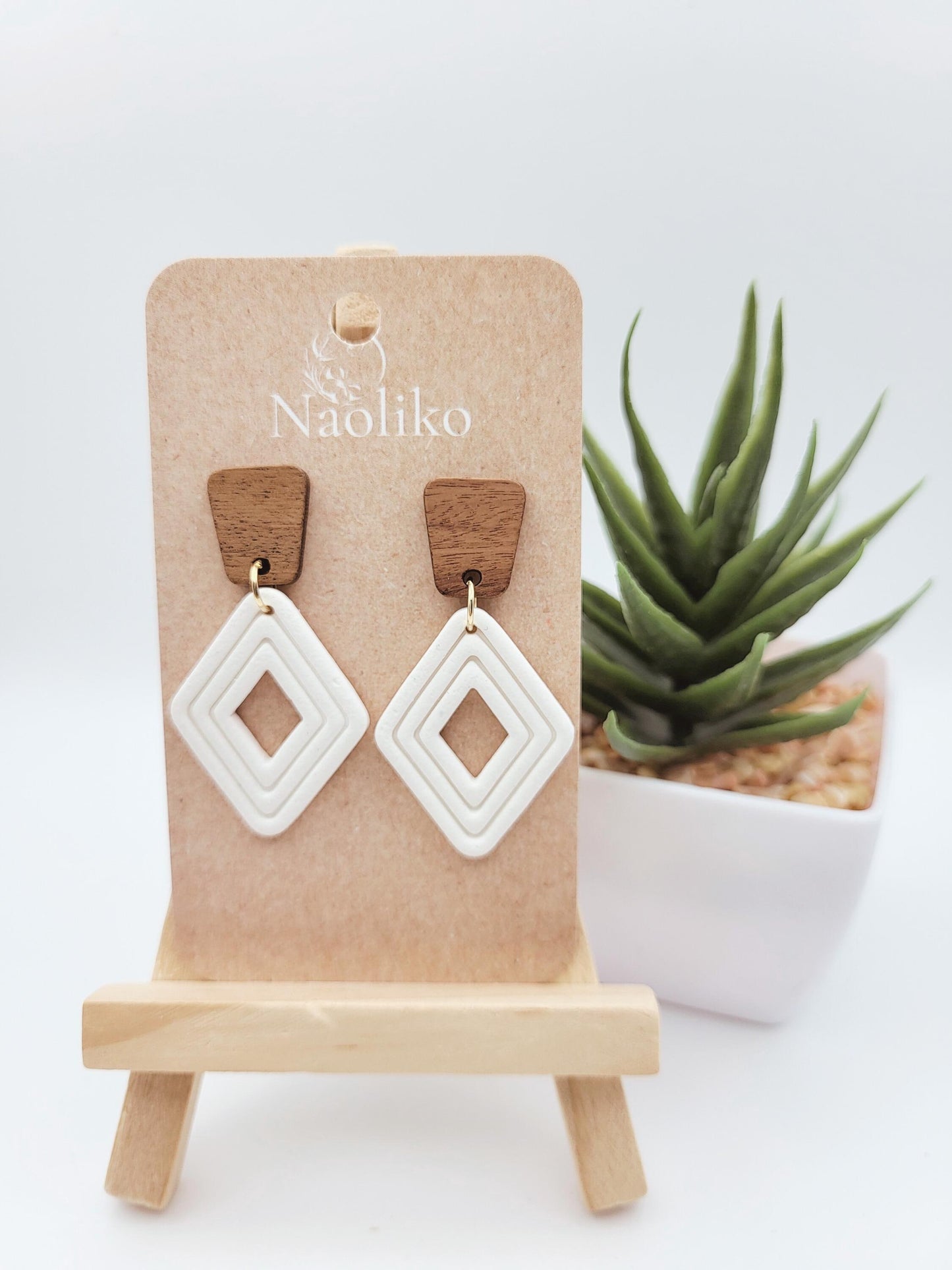 Boucles d'oreilles pendantes en argile polymère - Julia - Style chic et bohème - Blanc - Clous d'oreille en bois noyer et acier inoxydable