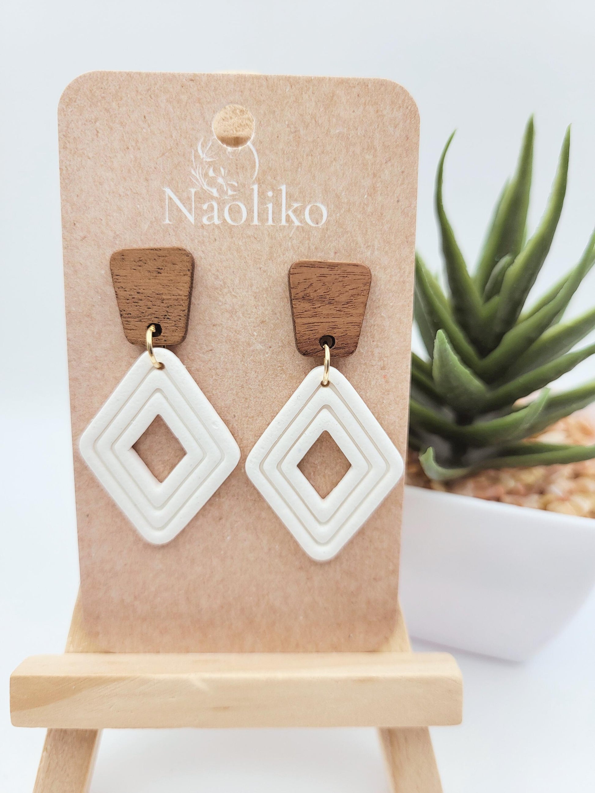 Boucles d'oreilles pendantes en argile polymère - Julia - Style chic et bohème - Blanc - Clous d'oreille en bois noyer et acier inoxydable