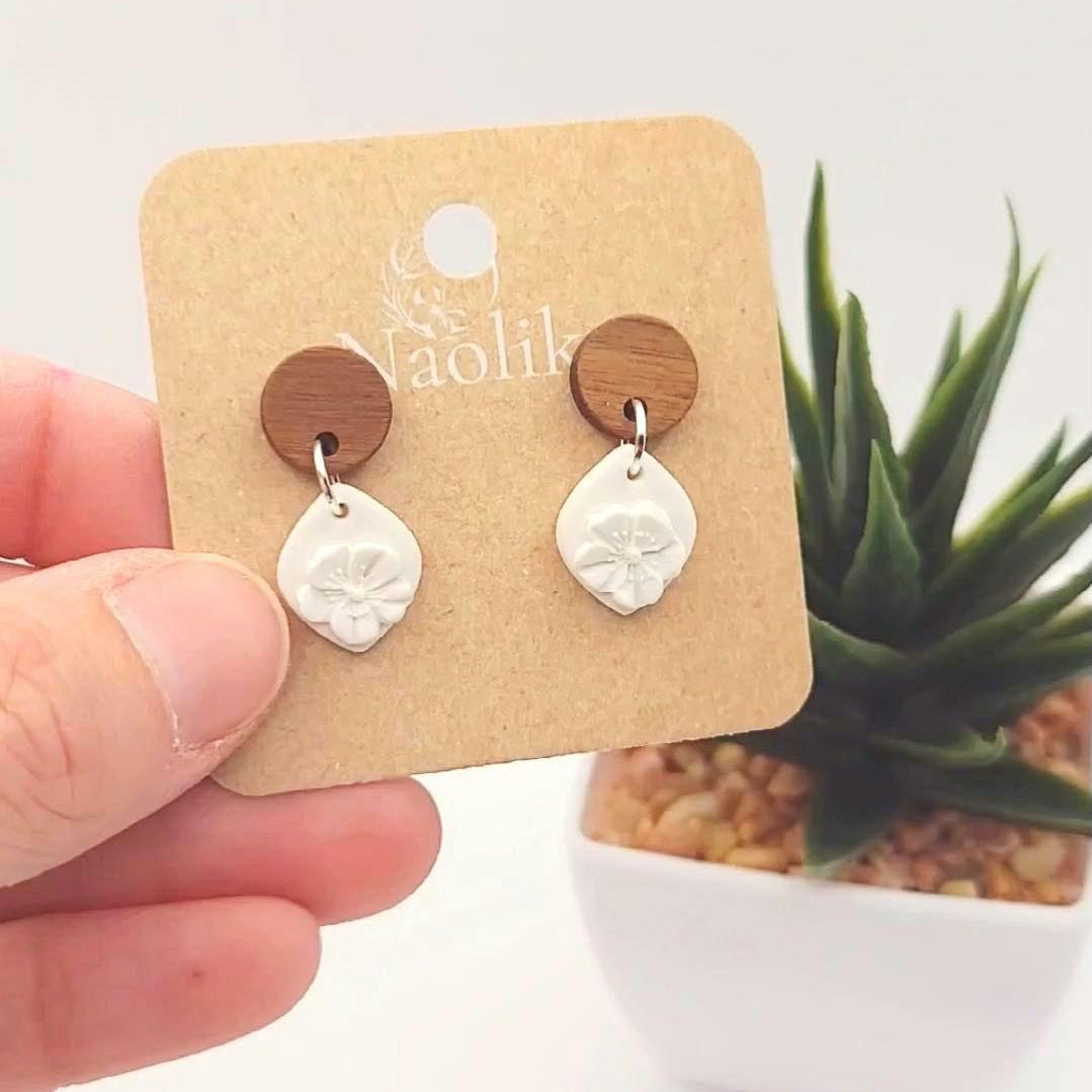 Boucles d'oreilles pendantes en argile polymère - Milla - Style chic et bohème - Blanc - Clous d'oreilles en bois noyer et acier inoxydable