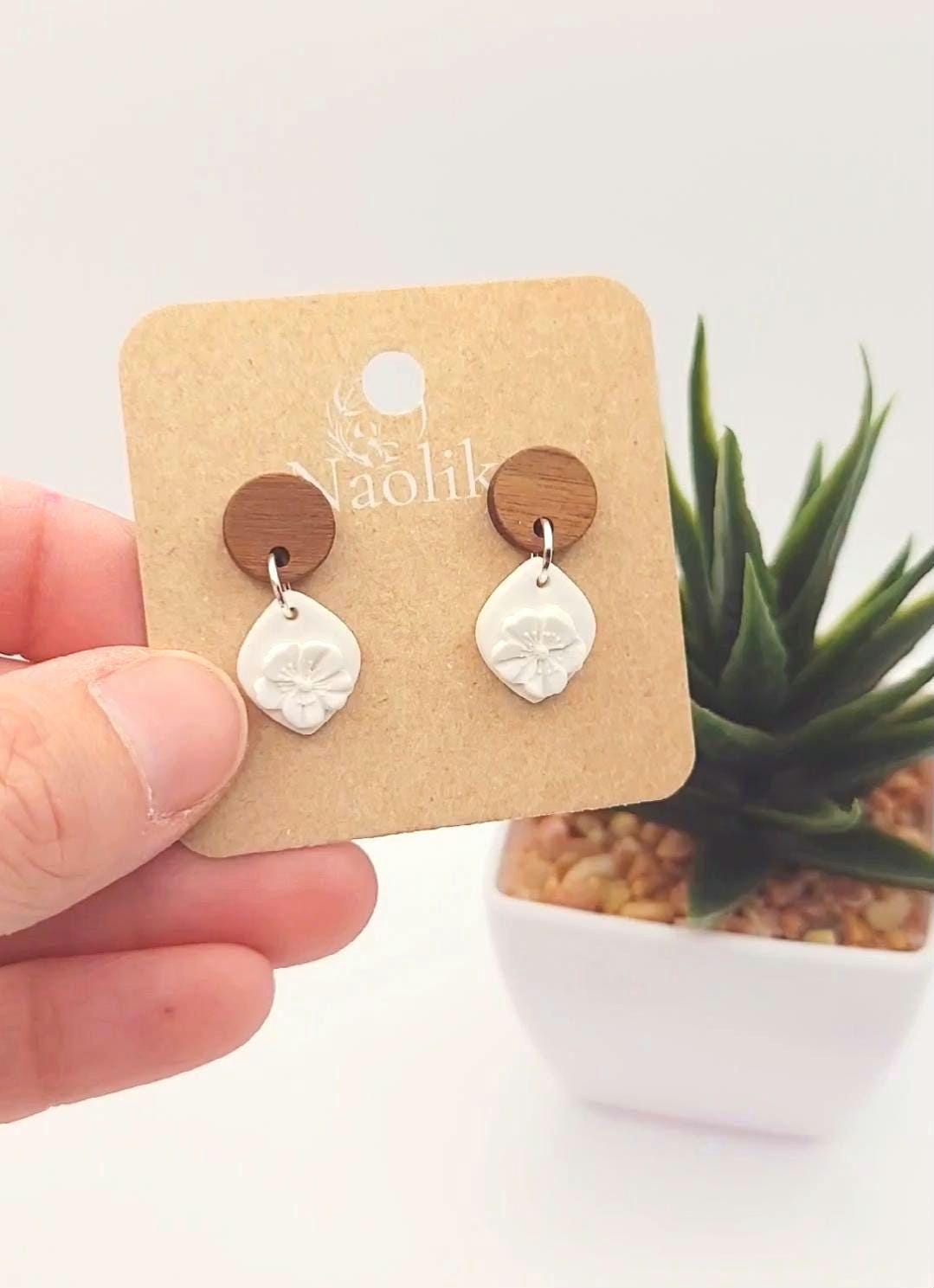 Boucles d'oreilles pendantes en argile polymère - Milla - Style chic et bohème - Blanc - Clous d'oreilles en bois noyer et acier inoxydable