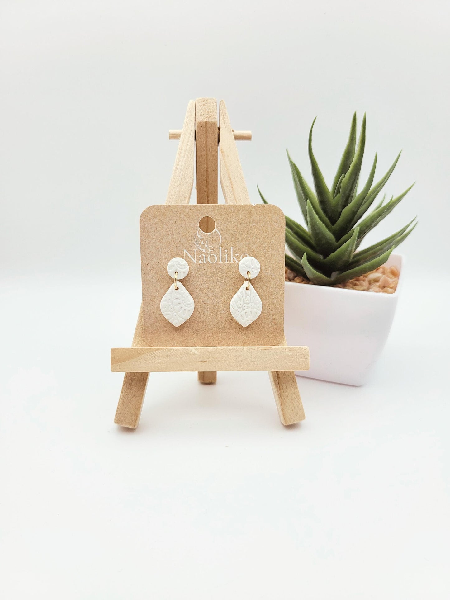 Boucles d'oreilles pendantes en argile polymère - Lola - Style chic et bohème - Blanc - Clous d'oreille blanc et acier inoxydable