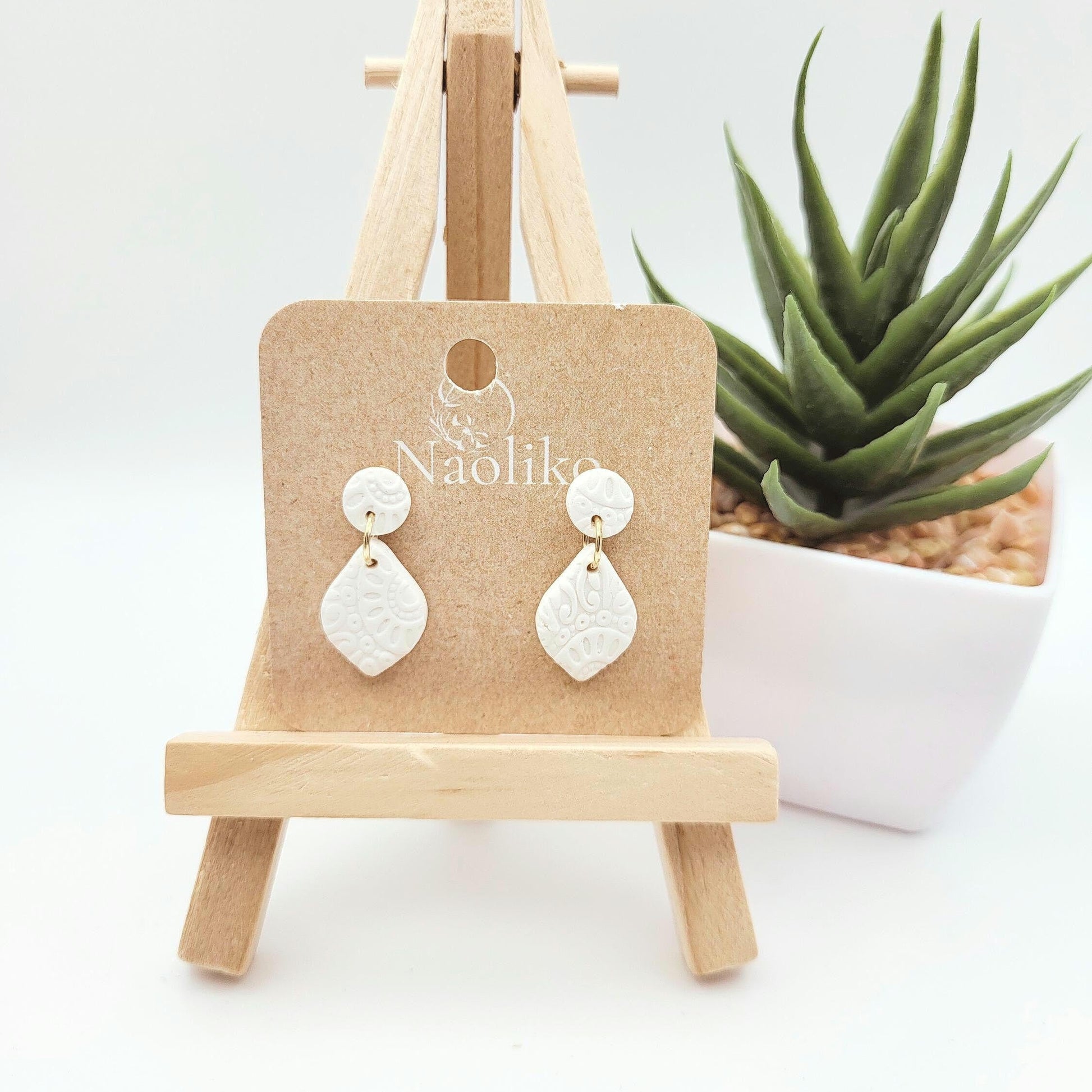 Boucles d'oreilles pendantes en argile polymère - Lola - Style chic et bohème - Blanc - Clous d'oreille blanc et acier inoxydable