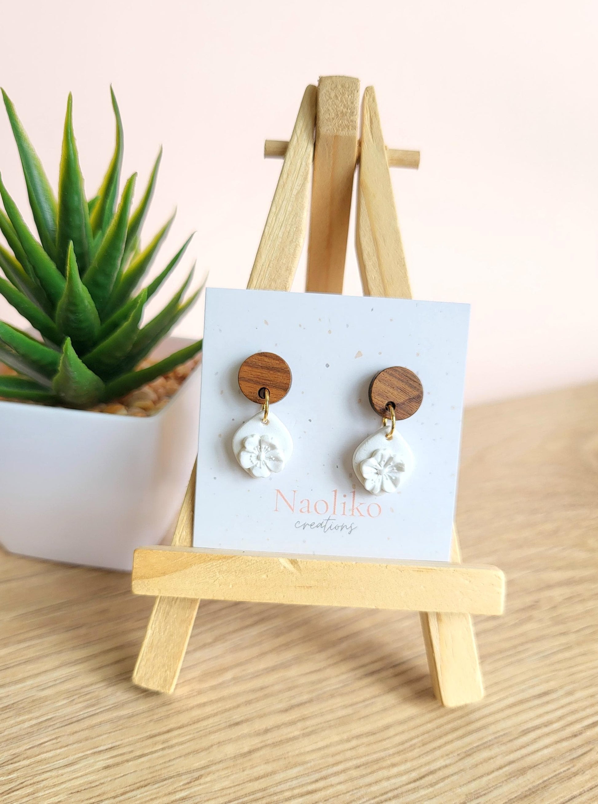Boucles d'oreilles pendantes en argile polymère - Milla - Style chic et bohème - Blanc - Clous d'oreilles en bois noyer et acier inoxydable