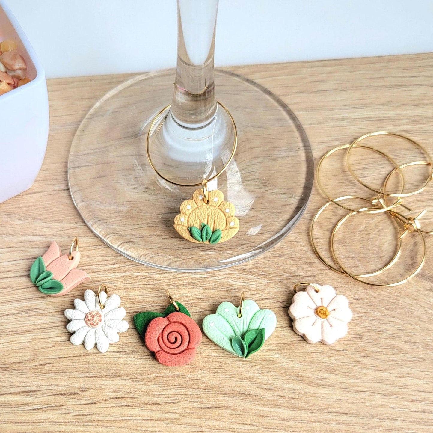 Breloques verres à vin en argile polymère - Fleurs - Couleur vive et douce -Ens. de 6 pour vin et cocktails - Apéro / Cadeau hôtesse
