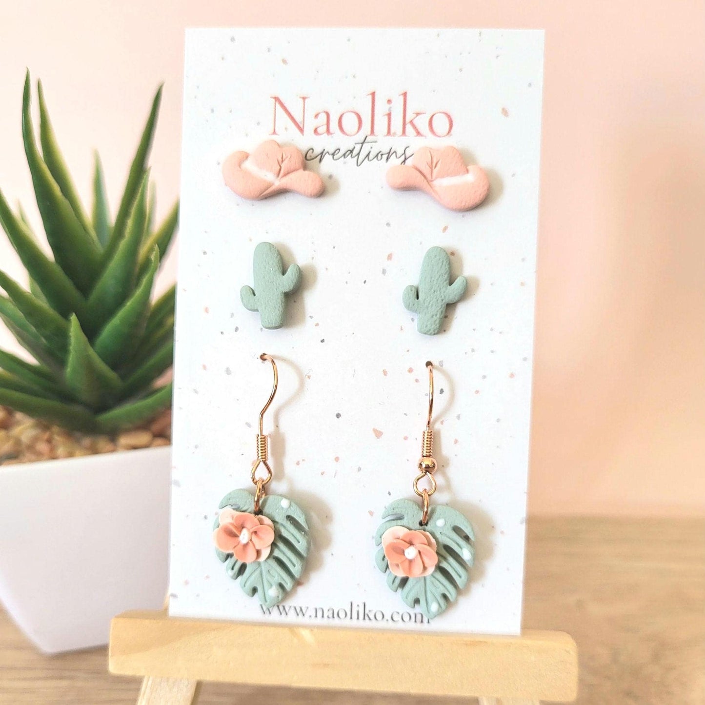 Puces et boucles d'oreilles pendantes en argile polymère Cowgirl | Amusantes et originales | Handmade polymer clay earrings