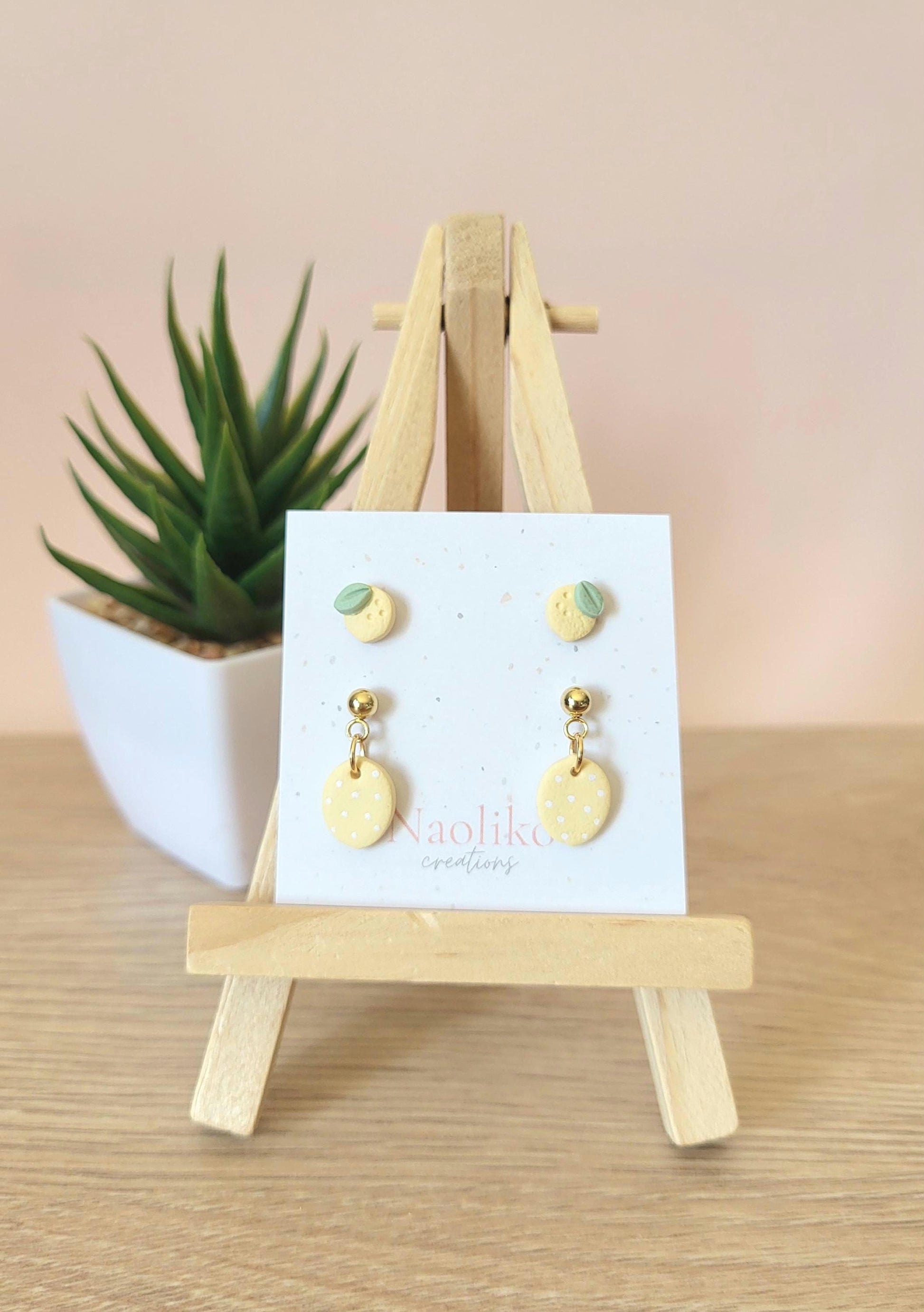 Boucles d'oreilles en argile polymère Duo Citrons à pois | Attaches/tiges plaquées or | Style Été | Handmade Earrings, Gold plated findings