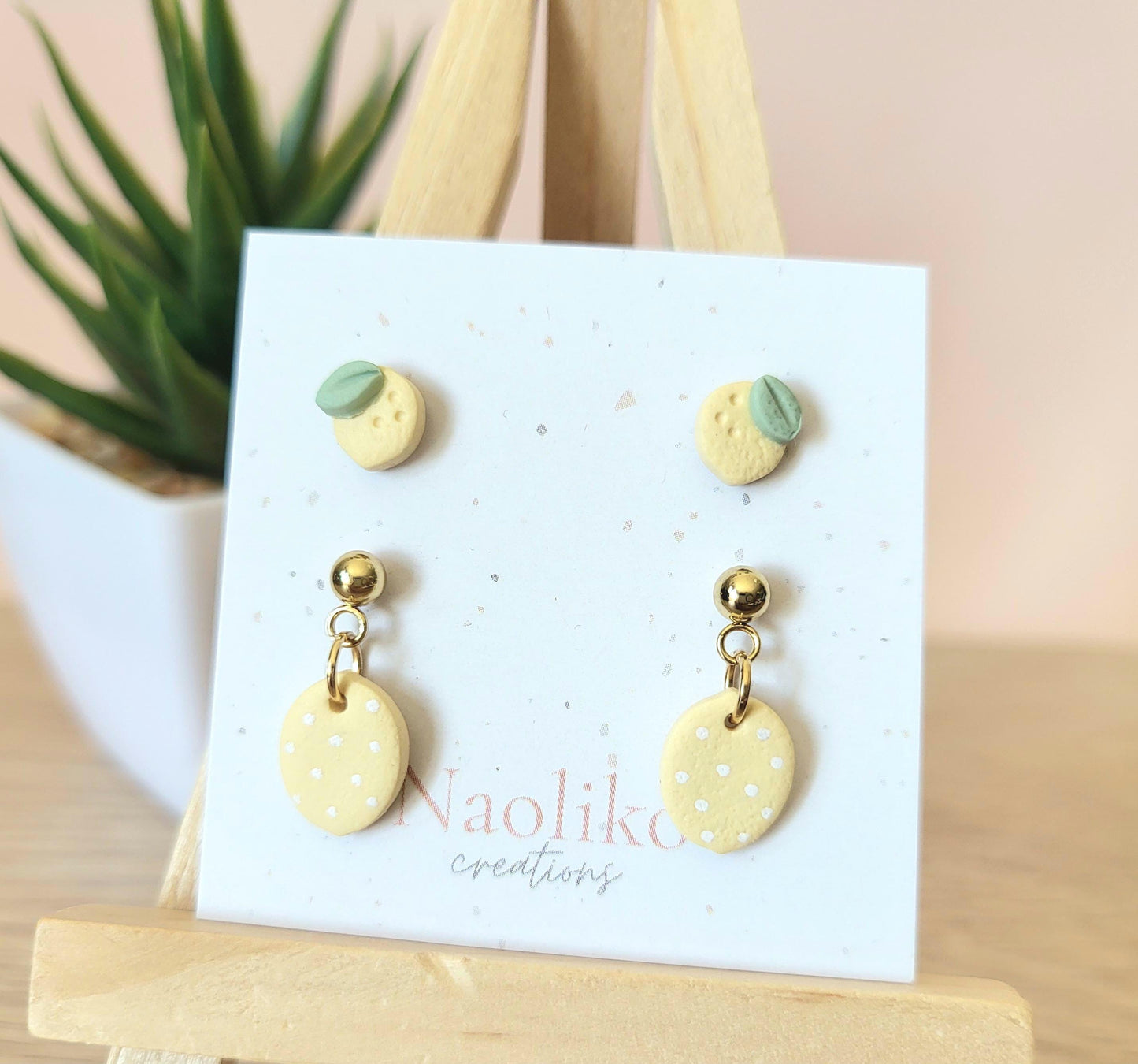 Boucles d'oreilles en argile polymère Duo Citrons à pois | Attaches/tiges plaquées or | Style Été | Handmade Earrings, Gold plated findings