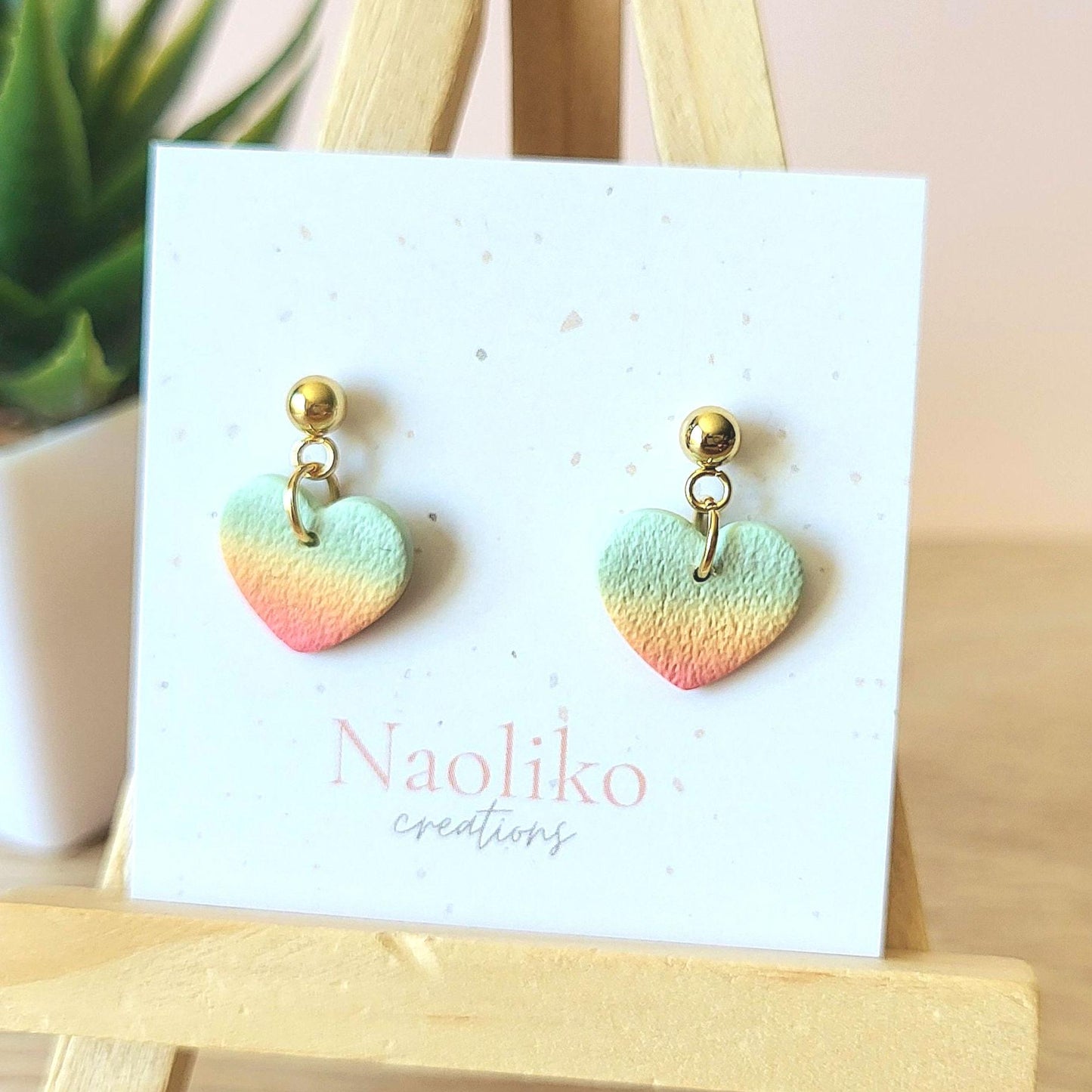 Boucles d'oreilles en argile polymère Coeur arc-en-ciel | Style amusante |Tige plaqué or |Handmade Earrings | Rainbow heart | Summer