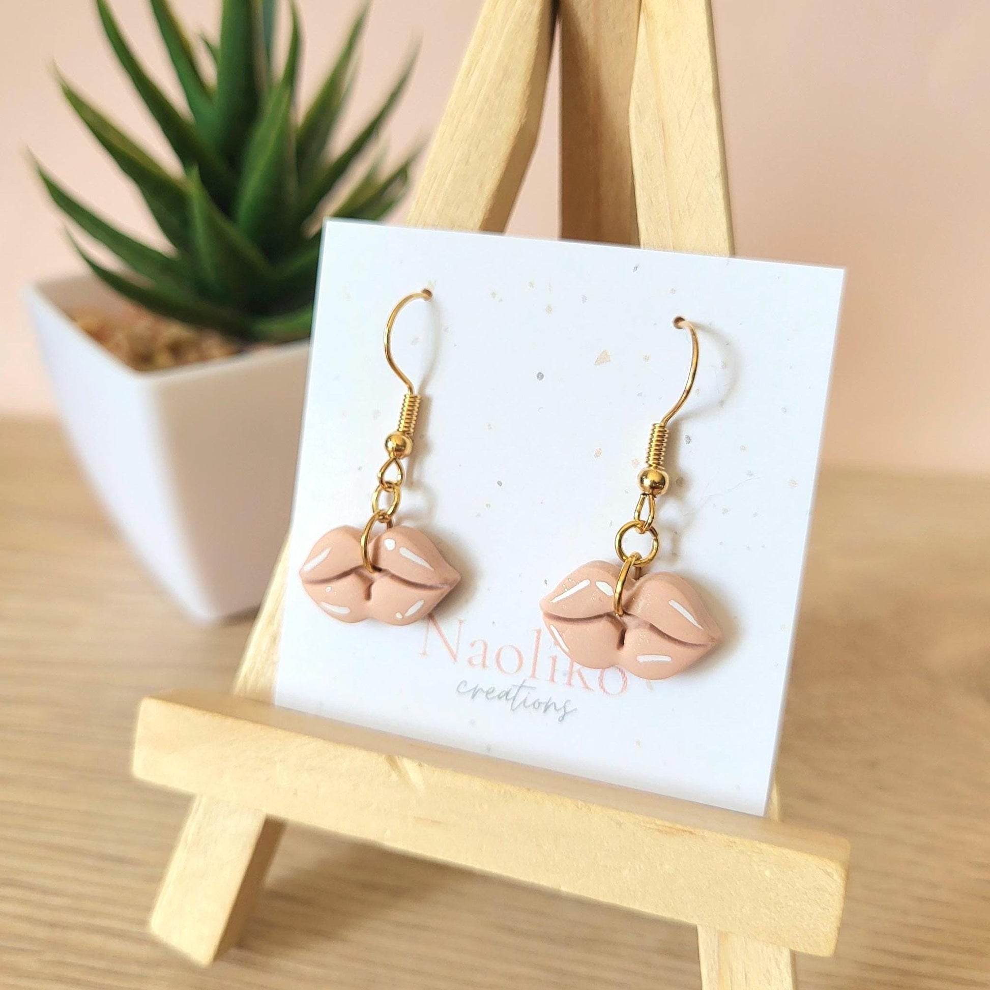 Boucles d'oreilles pendantes en argile polymère - Kiss me - Amusante et mignonne - Rose pâle - Forme de lèvres - Crochet acier inoxydable