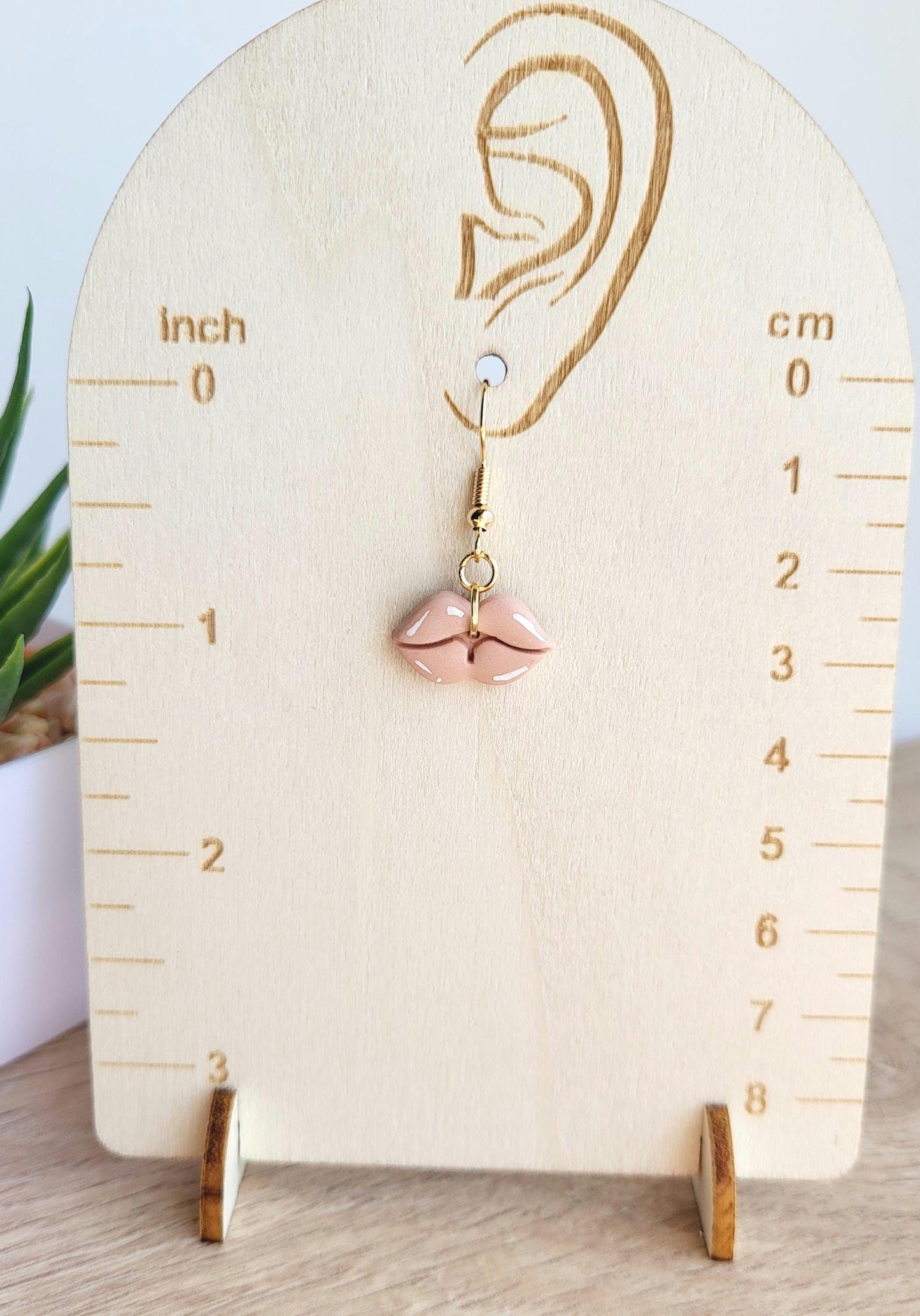 Boucles d'oreilles pendantes en argile polymère - Kiss me - Amusante et mignonne - Rose pâle - Forme de lèvres - Crochet acier inoxydable