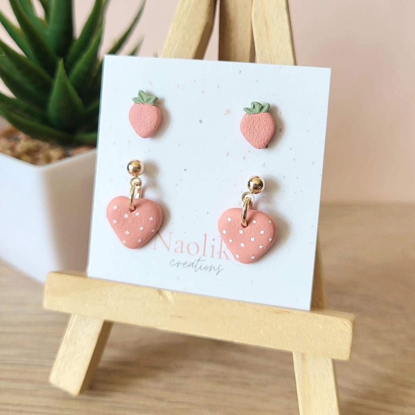 Boucles d'oreilles en argile polymère Duo Fraise à pois | Style Été | Mignonne et amusante |Handmade polymer clay earrings | Cute and funny