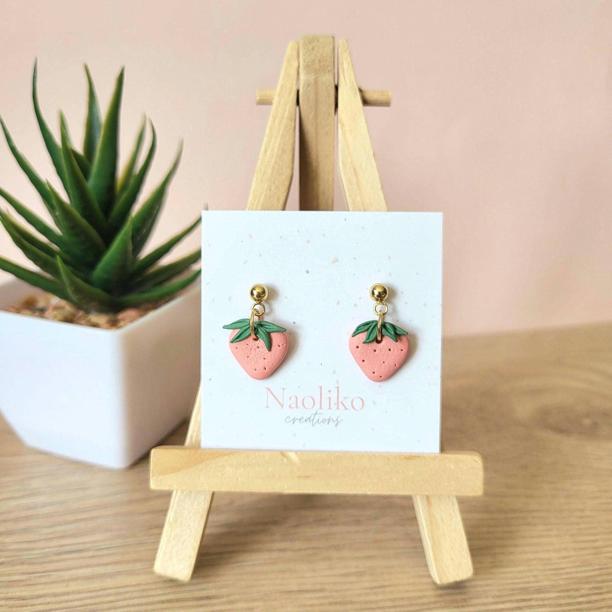 Boucles d'oreilles en argile polymère Fraises| Attaches et tiges plaquées or | Style Été | Handmade Earrings | Gold plated findings