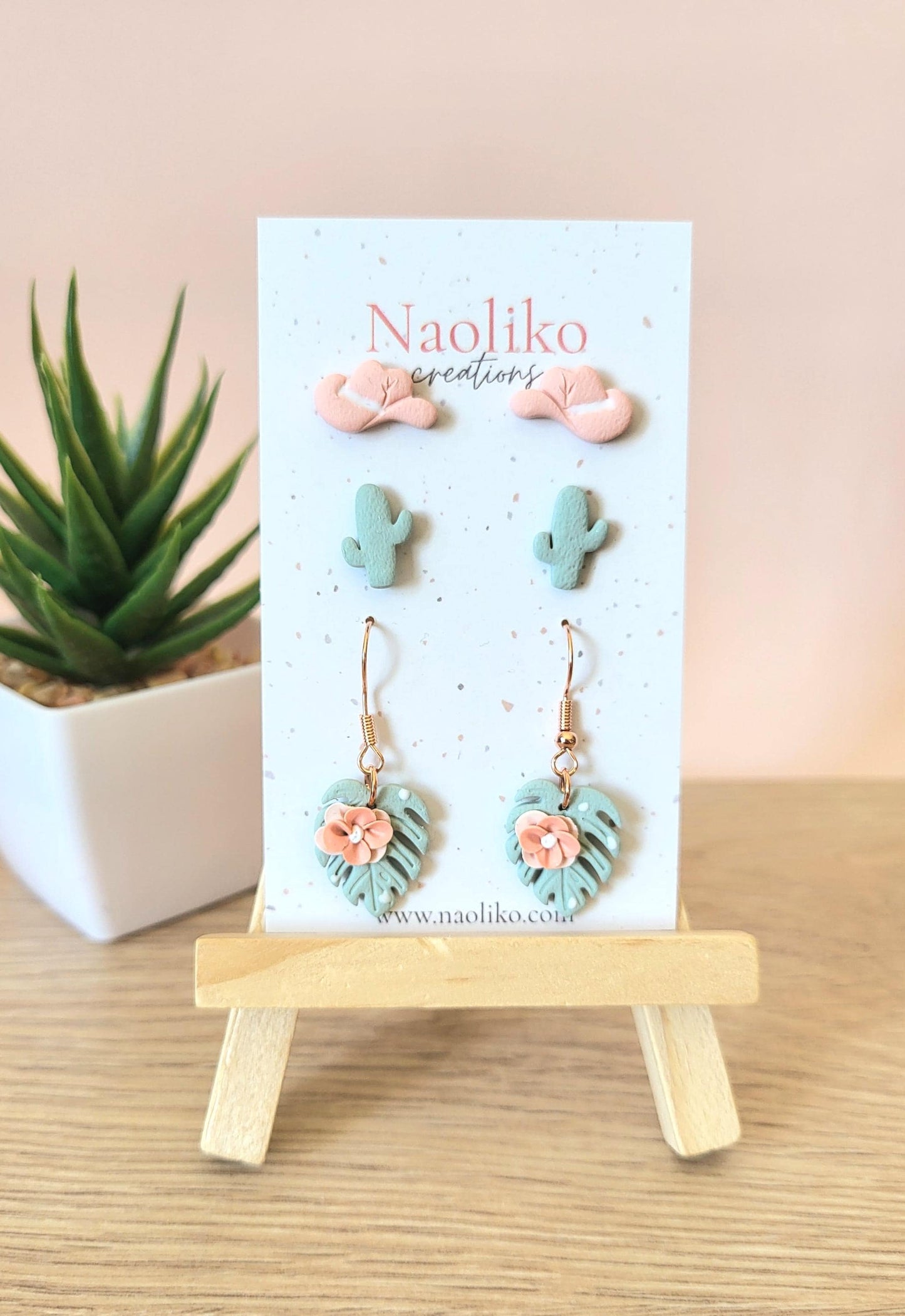 Puces et boucles d'oreilles pendantes en argile polymère Cowgirl | Amusantes et originales | Handmade polymer clay earrings