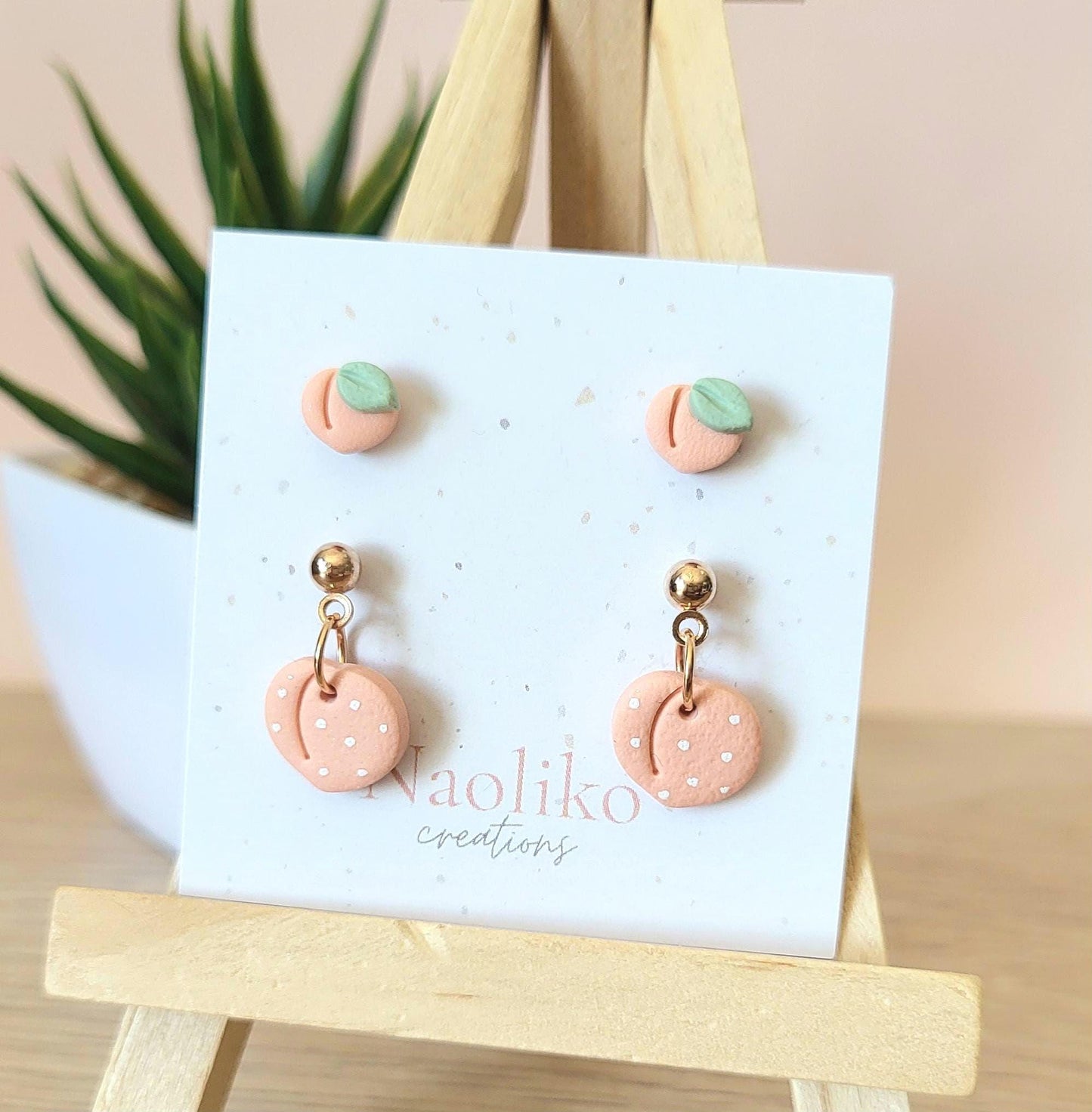 Boucles d'oreilles en argile polymère Duo Pêches à pois | Attaches/tiges plaquées or | Style Été | Handmade Earrings | Gold plated findings