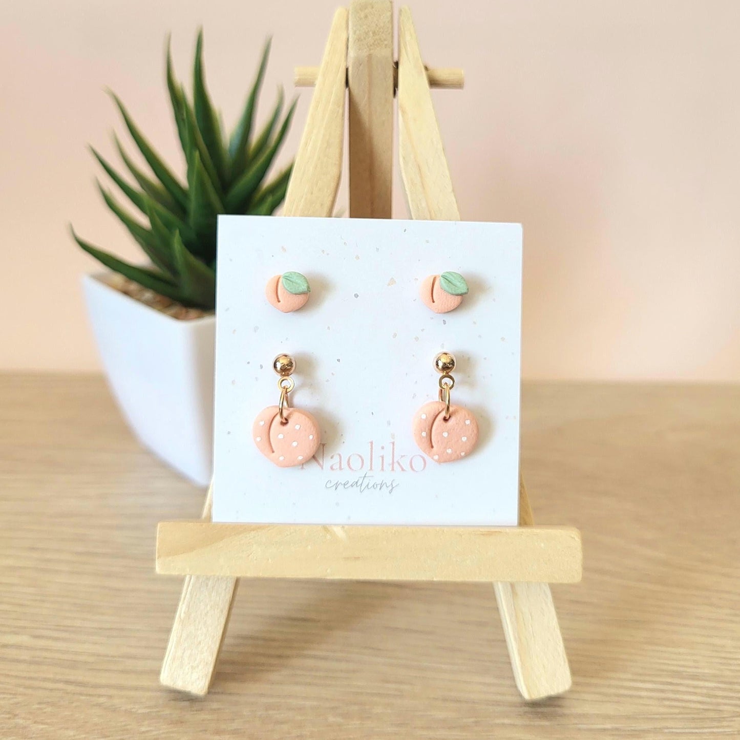 Boucles d'oreilles en argile polymère Duo Pêches à pois | Attaches/tiges plaquées or | Style Été |  Handmade Earrings | Gold plated findings