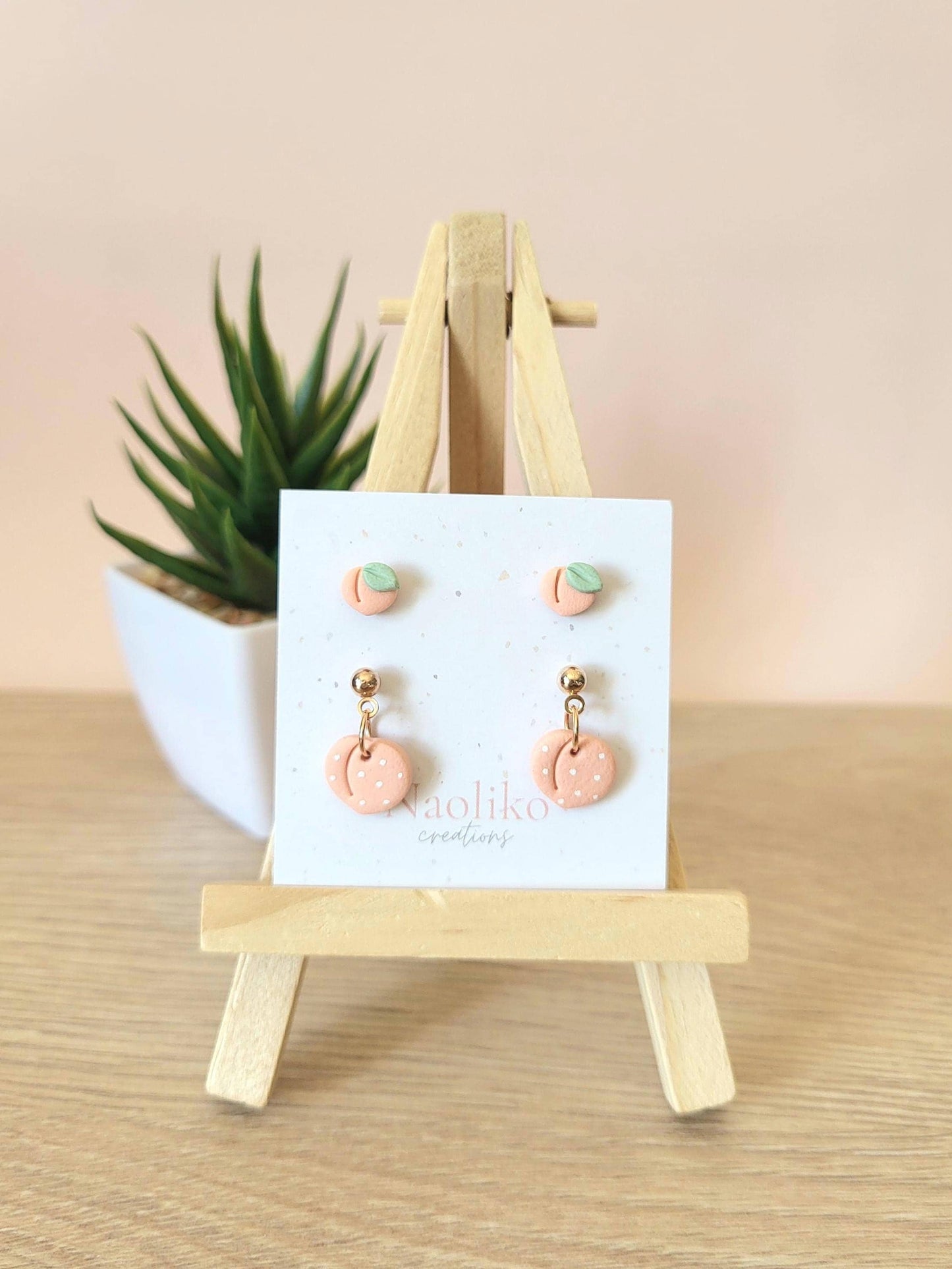 Boucles d'oreilles en argile polymère Duo Pêches à pois | Attaches/tiges plaquées or | Style Été | Handmade Earrings | Gold plated findings
