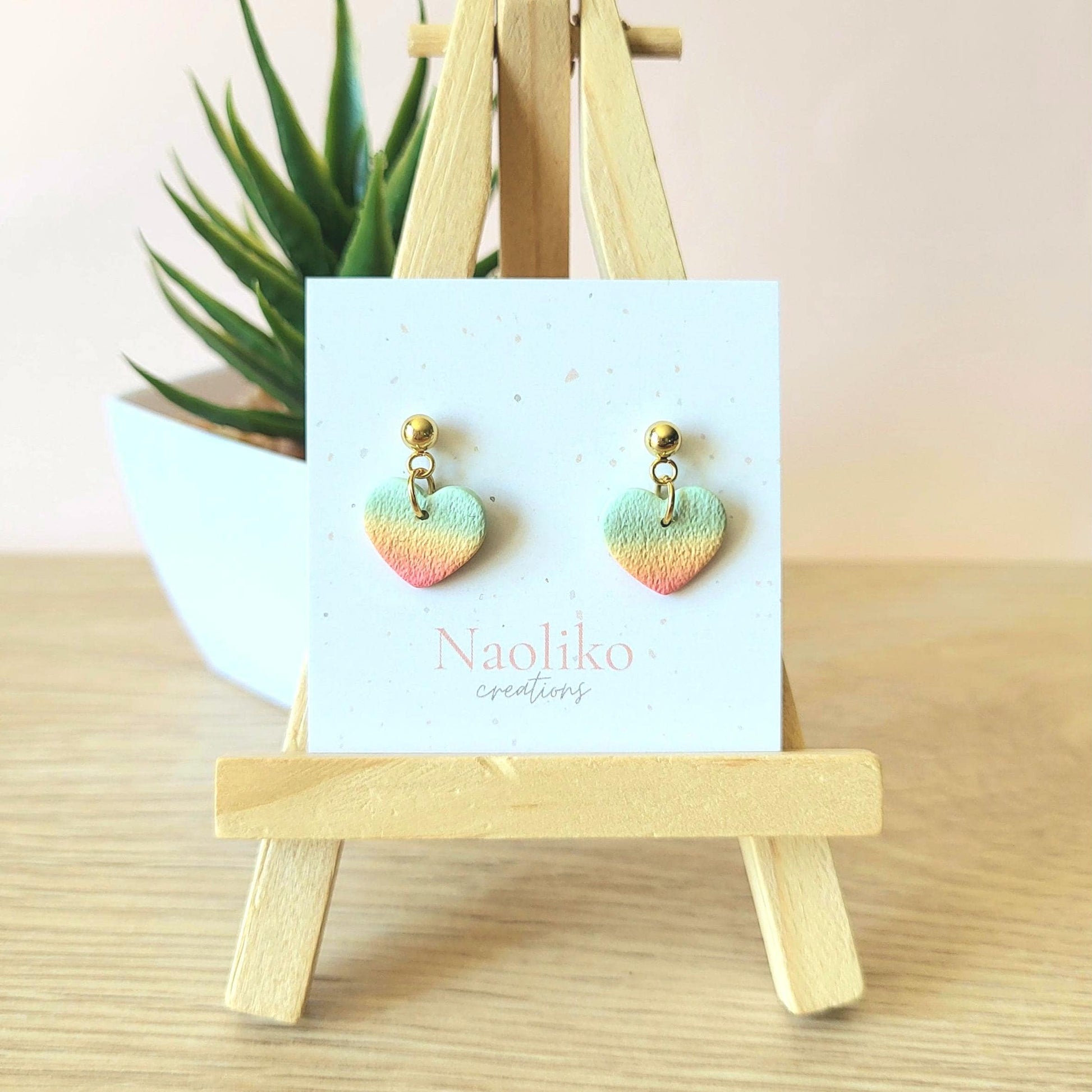 Boucles d'oreilles en argile polymère Coeur arc-en-ciel | Style amusante |Tige plaqué or |Handmade Earrings | Rainbow heart | Summer