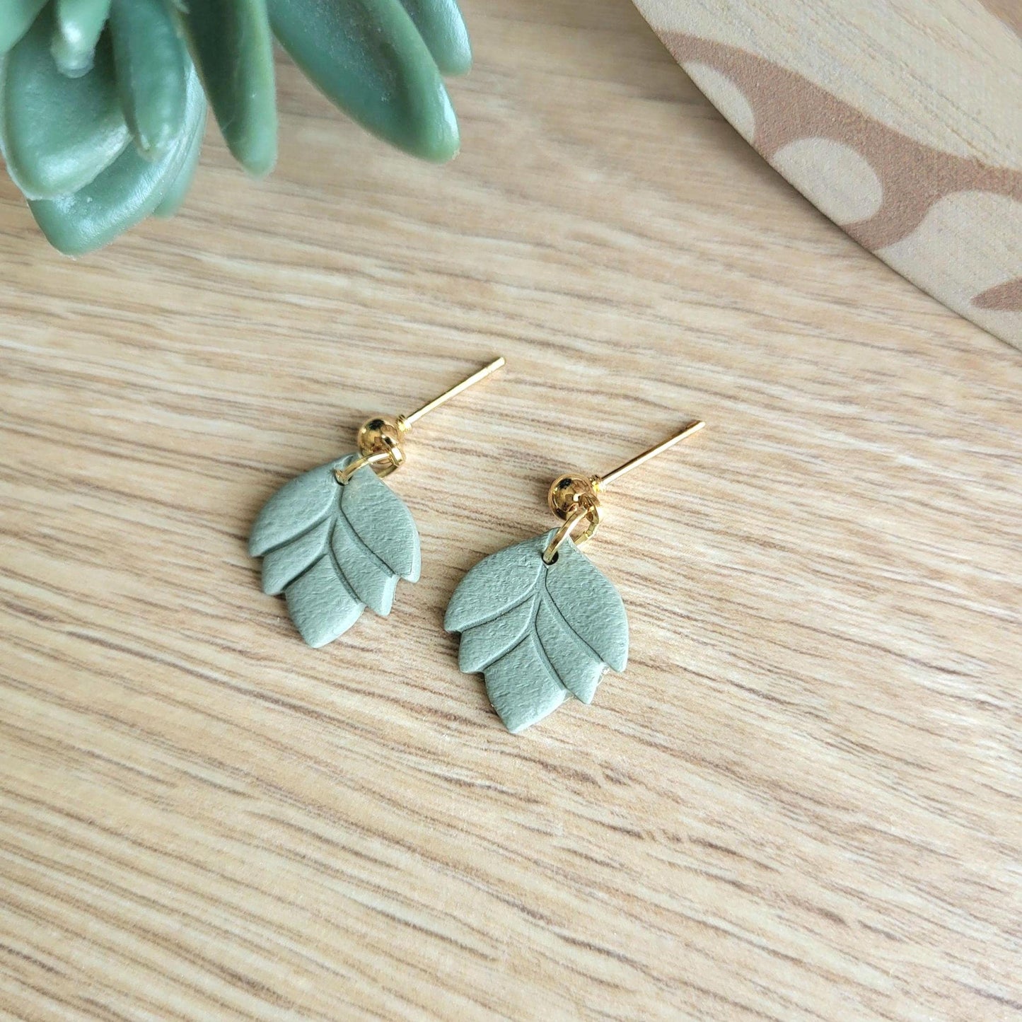 Boucles d'oreilles en argile polymère Sara| Attaches et tiges plaquées or | Style organique | Handmade Earrings | Gold plated findings
