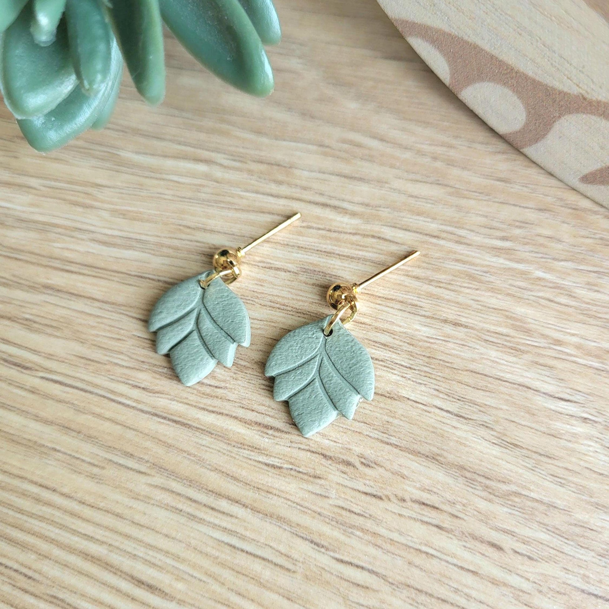 Boucles d'oreilles en argile polymère Sara| Attaches et tiges plaquées or | Style organique | Handmade Earrings | Gold plated findings