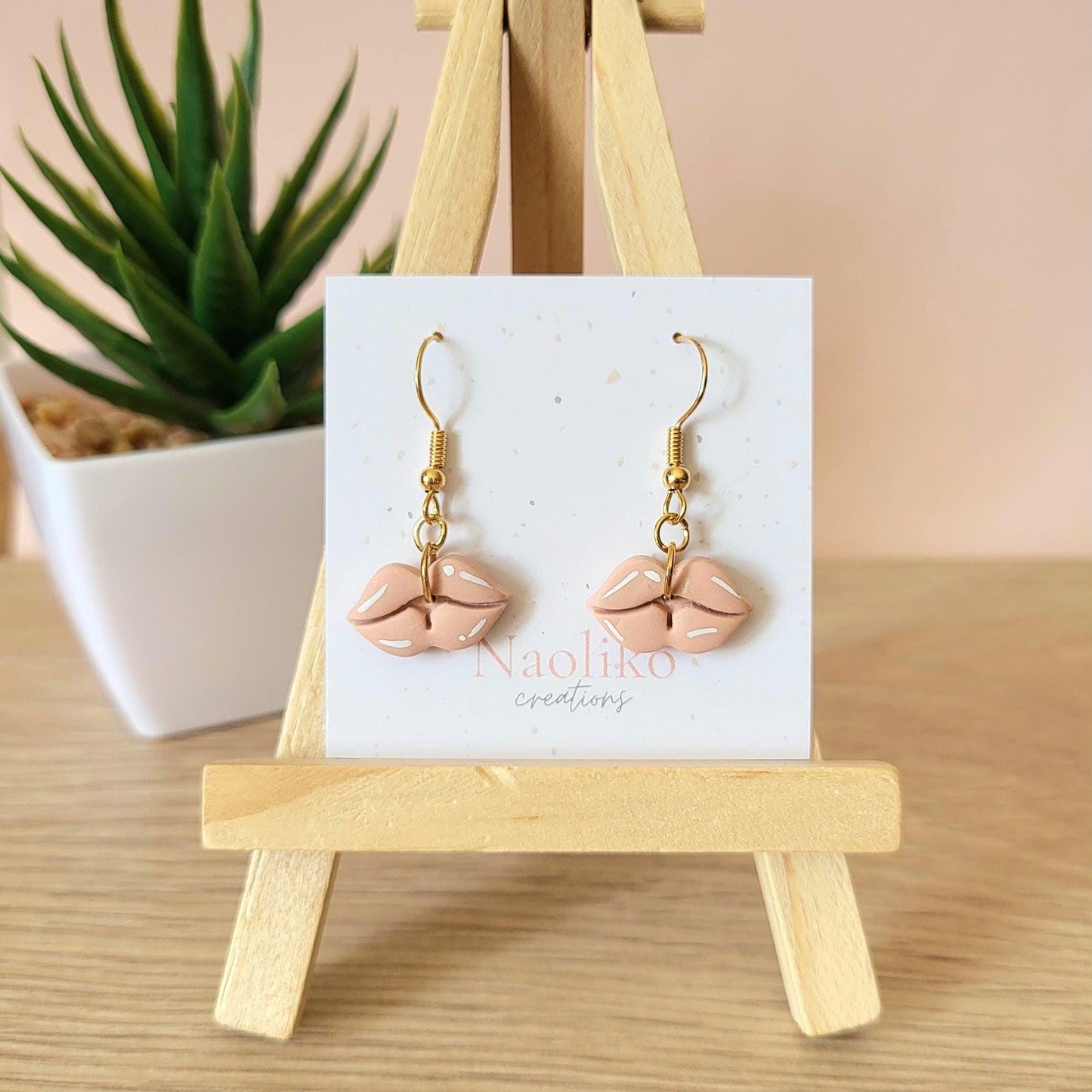 Boucles d'oreilles pendantes en argile polymère - Kiss me - Amusante et mignonne - Rose pâle - Forme de lèvres - Crochet acier inoxydable