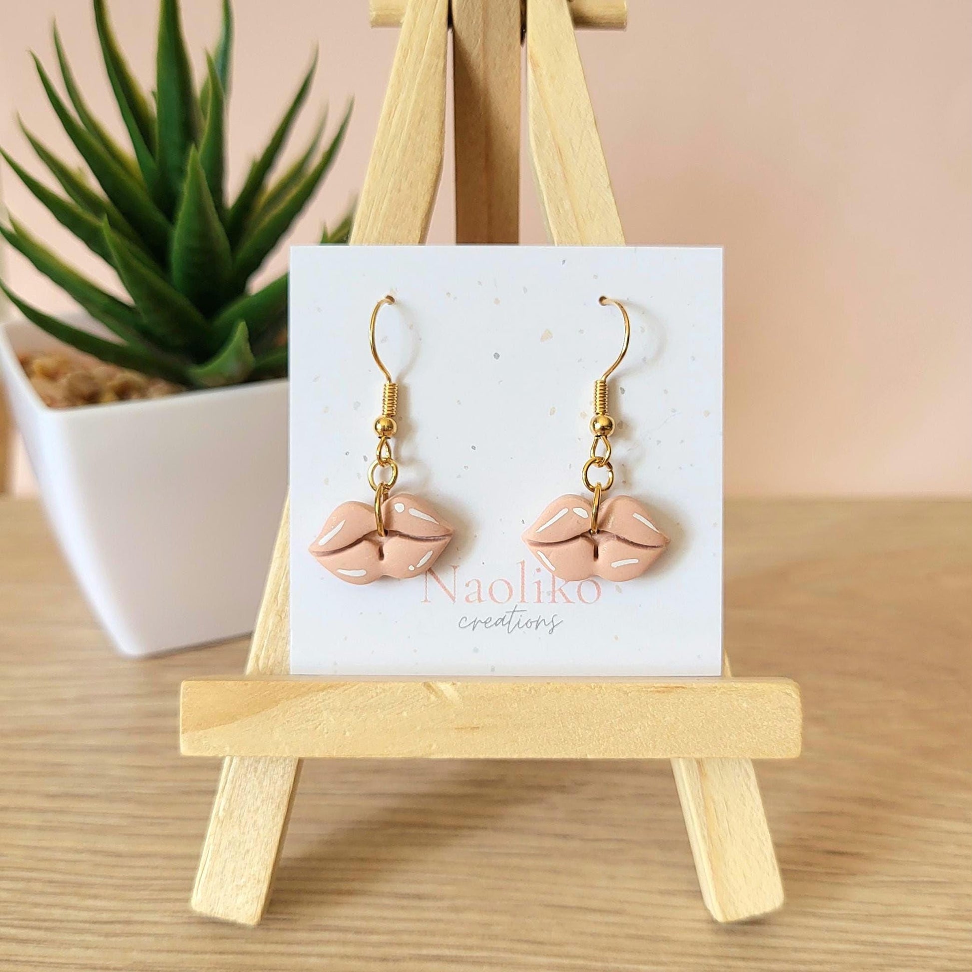 Boucles d'oreilles pendantes en argile polymère - Kiss me - Amusante et mignonne - Rose pâle - Forme de lèvres - Crochet acier inoxydable