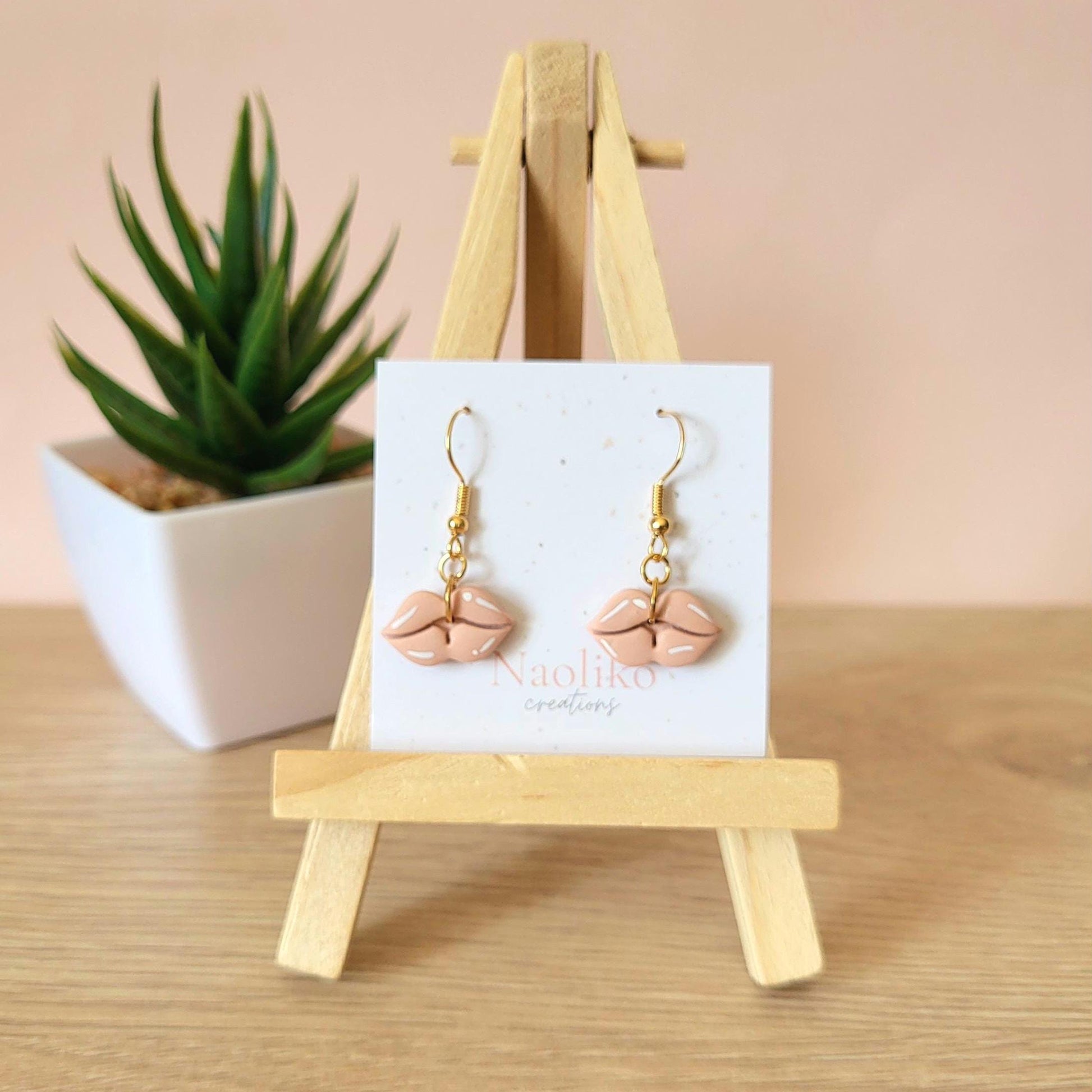 Boucles d'oreilles pendantes en argile polymère - Kiss me - Amusante et mignonne - Rose pâle - Forme de lèvres - Crochet acier inoxydable