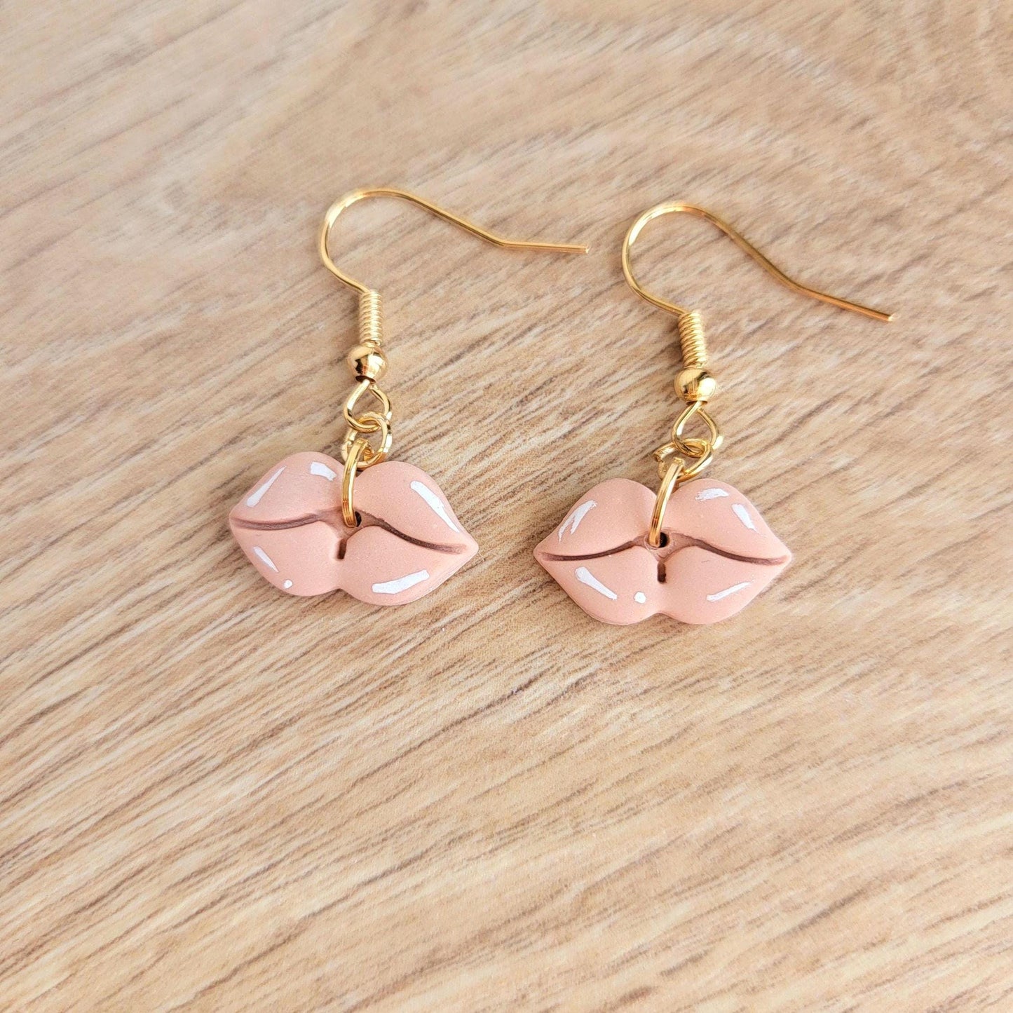 Boucles d'oreilles pendantes en argile polymère - Kiss me - Amusante et mignonne - Rose pâle - Forme de lèvres - Crochet acier inoxydable