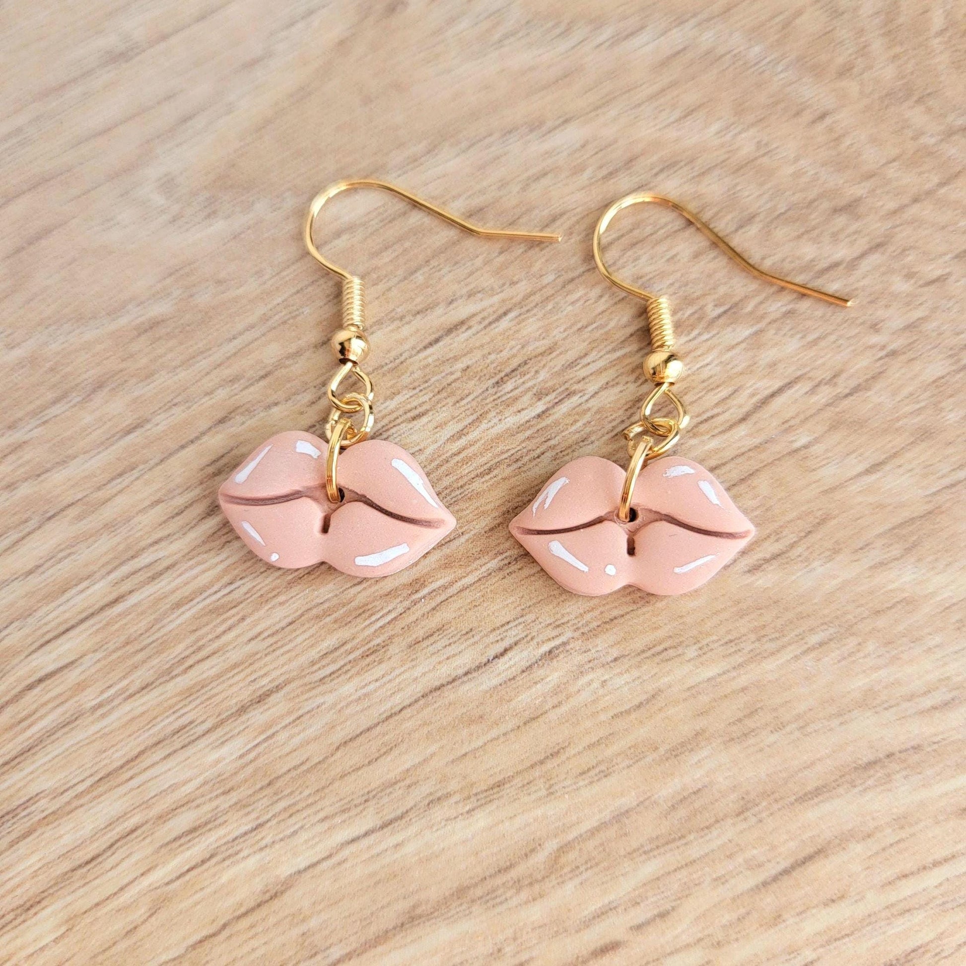 Boucles d'oreilles pendantes en argile polymère - Kiss me - Amusante et mignonne - Rose pâle - Forme de lèvres - Crochet acier inoxydable