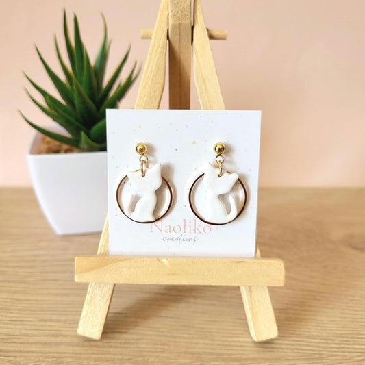 Boucles d'oreilles en argile polymère | Chat blanc | Mignonnes et amusantes |Attaches/tiges plaquées or| Gold plated findings