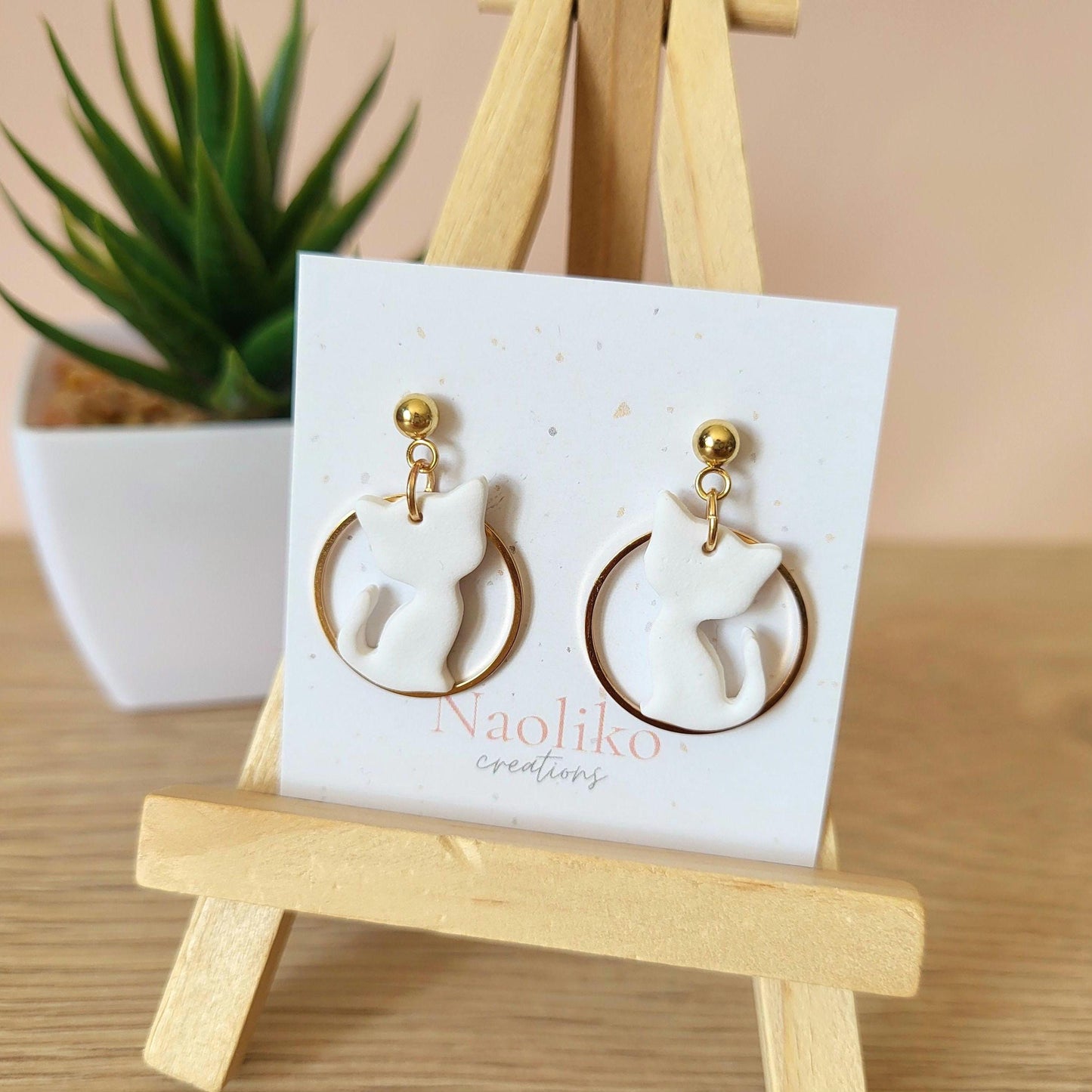 Boucles d'oreilles en argile polymère | Chat blanc | Mignonnes et amusantes |Attaches/tiges plaquées or| Gold plated findings