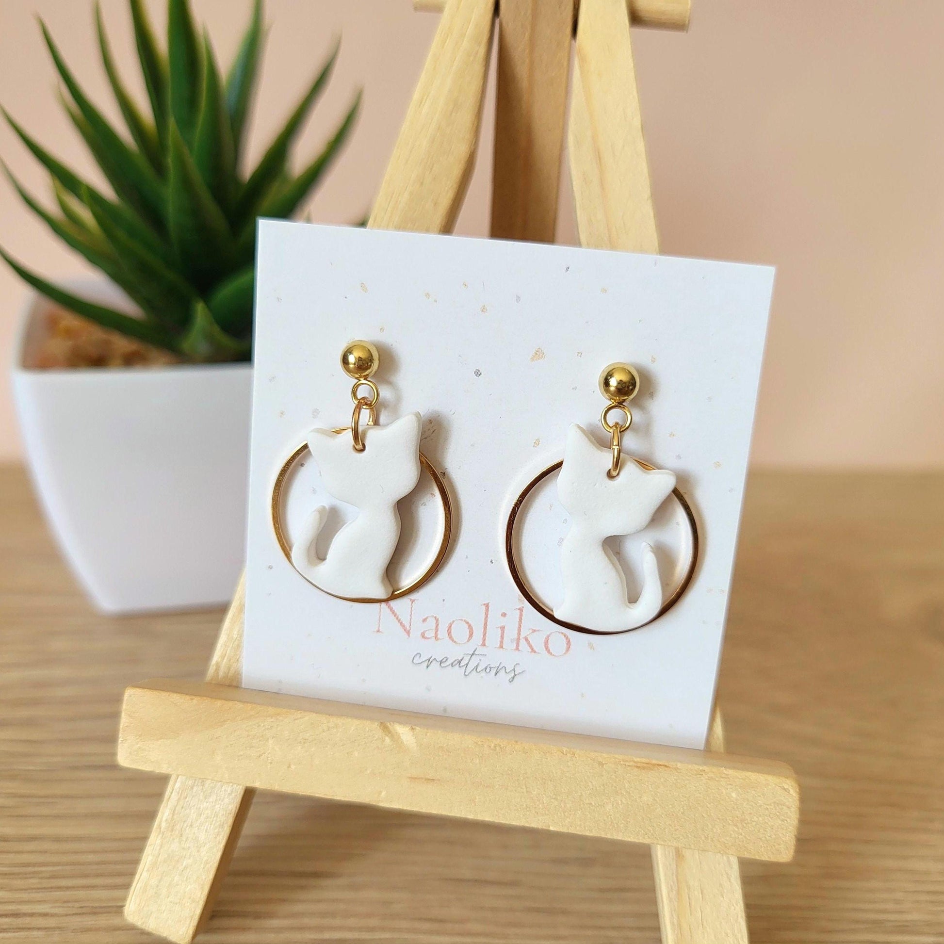 Boucles d'oreilles en argile polymère | Chat blanc | Mignonnes et amusantes |Attaches/tiges plaquées or| Gold plated findings